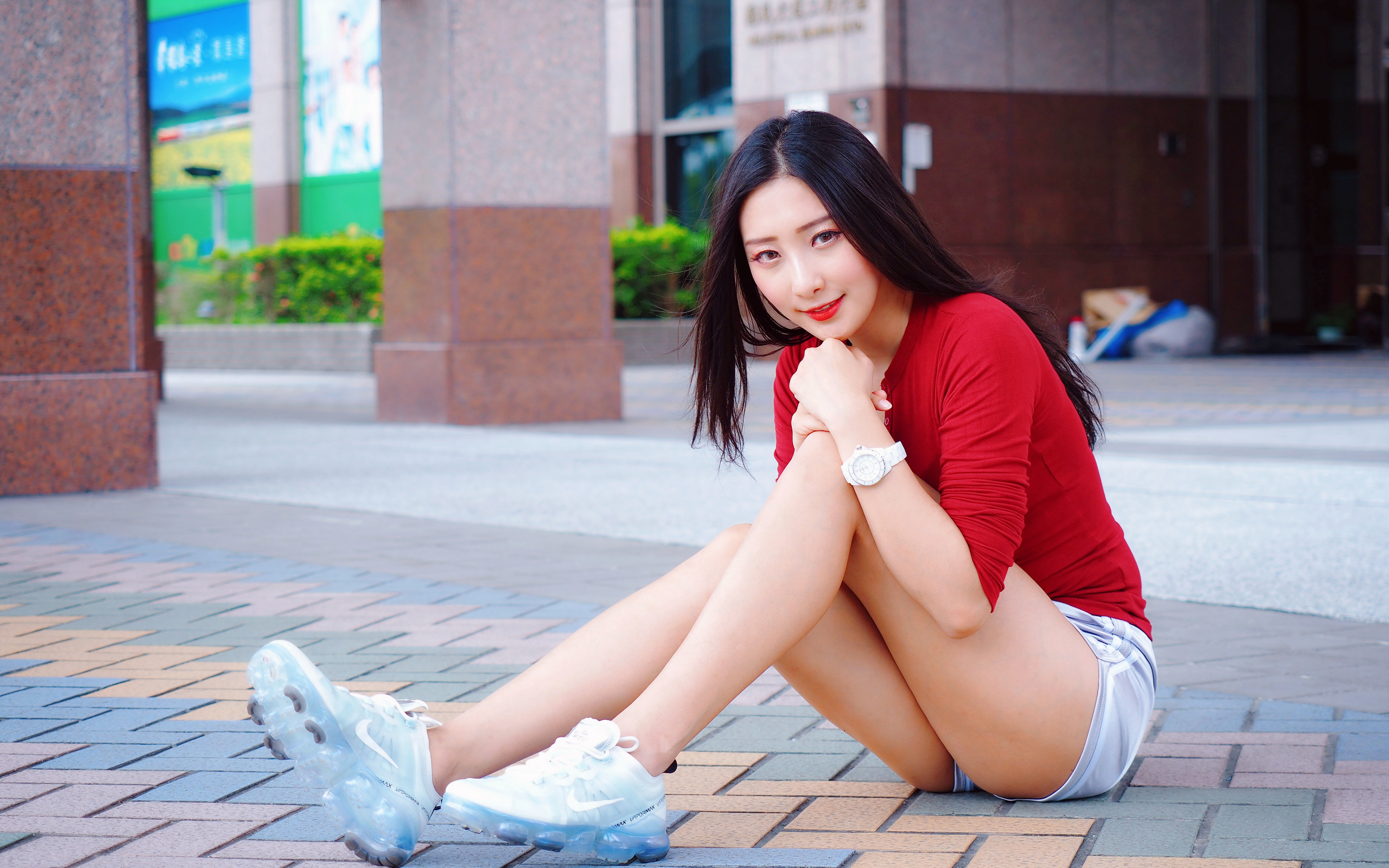 Фотография Блузка Девушки Ноги Азиаты сидя Шорты 3840x2400 девушка молодая женщина молодые женщины ног азиатки азиатка шорт Сидит шортах сидящие