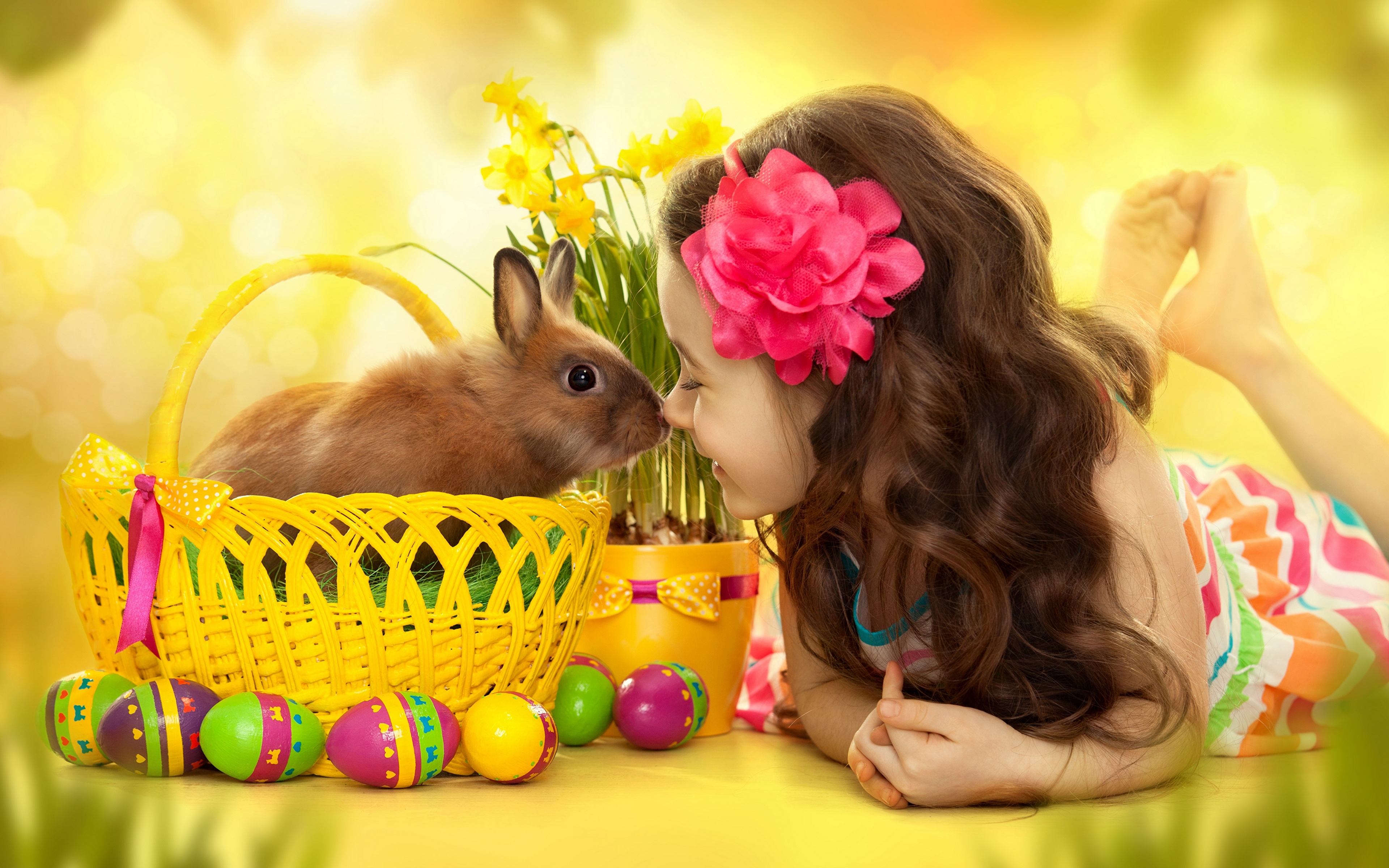 Милый праздник наступает. Пасхальный кролик. Пасха кролик. Пасхальная фотосессия с кроликом. Пасхальные для детей красивые.