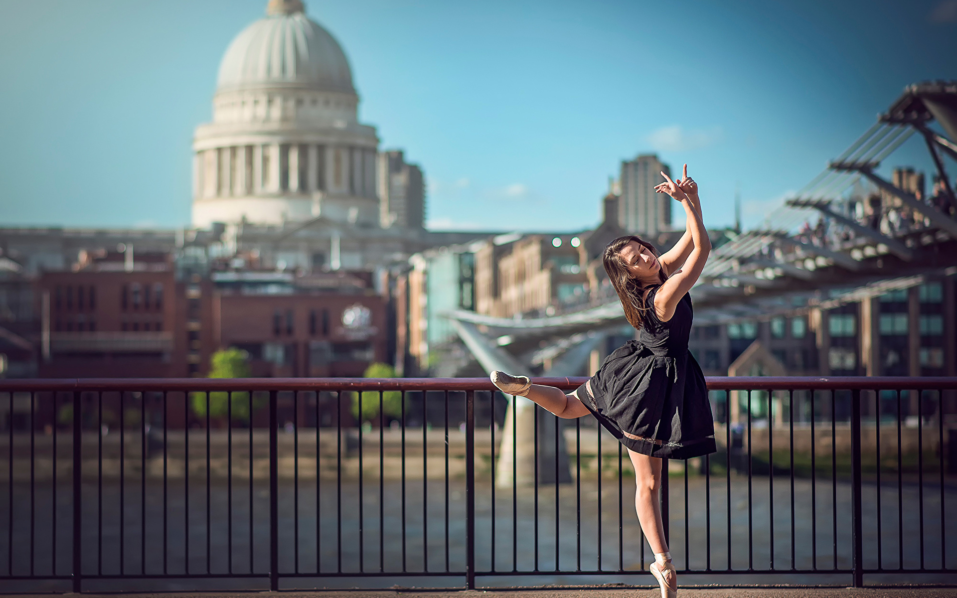 Фото Лондон балета Eponine Bougot молодая женщина Забор платья 1920x1200 лондоне Балет балете девушка Девушки молодые женщины ограда забора забором Платье