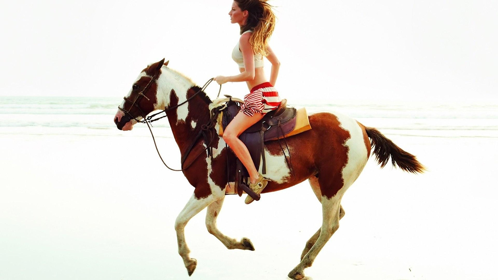 Проскачу на коне. Жизель Бюндхен на коне. Жизель Бундхен на лошади. Девушка на коне. Девушка с лошадью.
