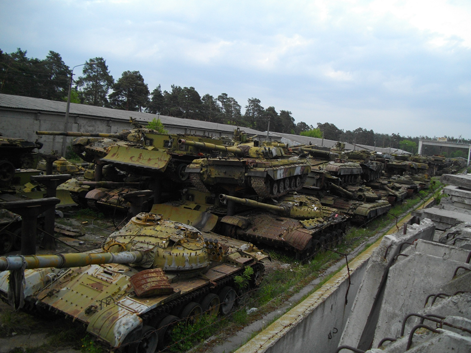 Фотография танк Кладбище танков, свалка танков военные 1600x1200 Танки Армия