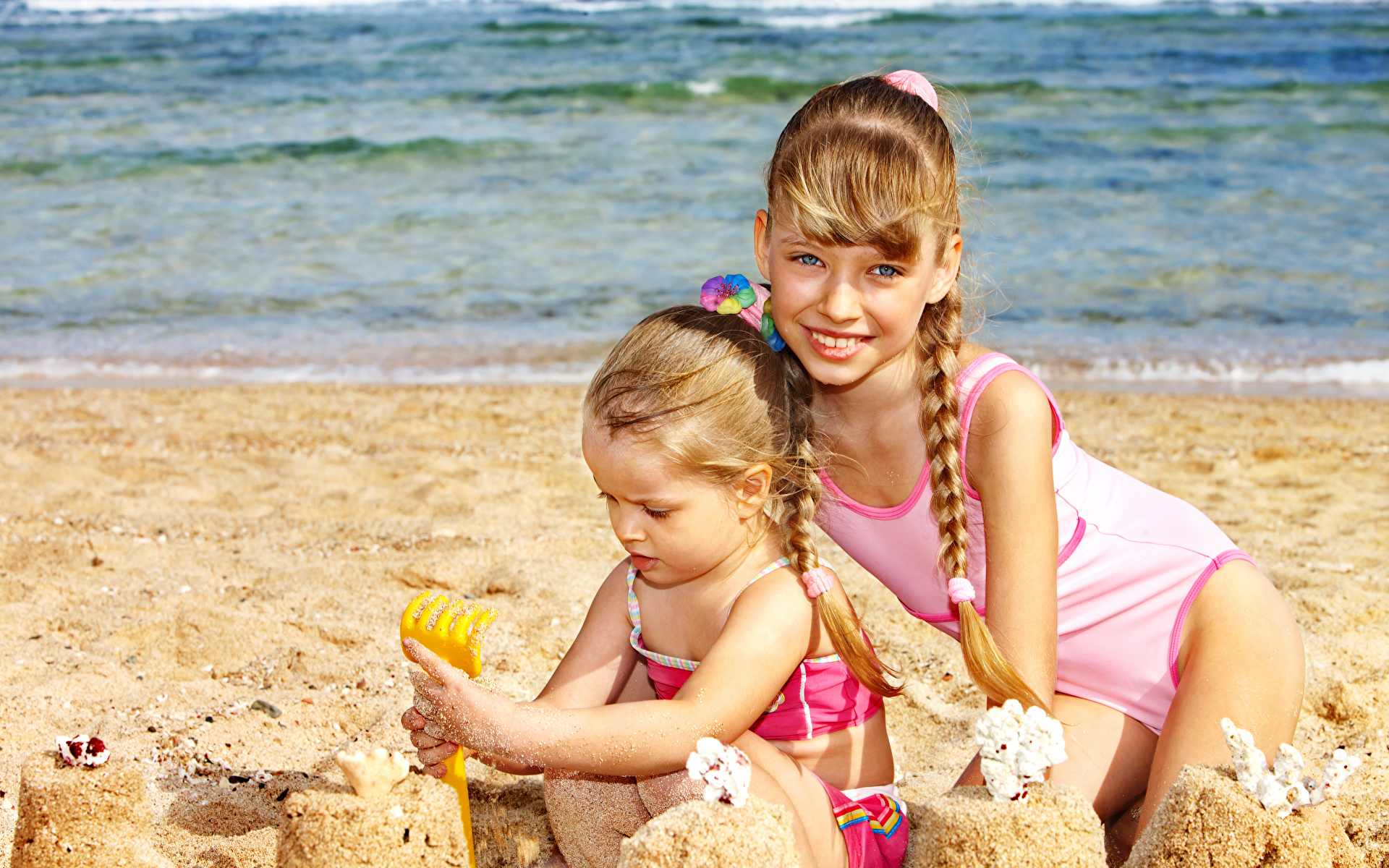 Девочки Двое Пляж Песок Коса Дети фото 1920x1200 ребёнок, девочка, песка, п...