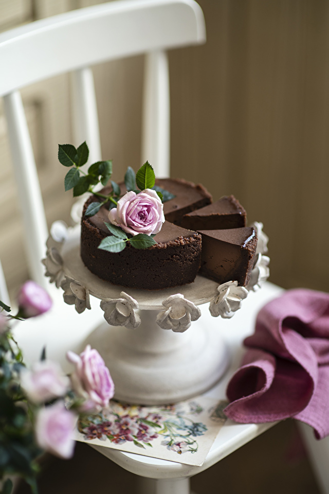 Фотография Шоколад роза Торты Еда вазе Стулья 640x960 для мобильного телефона Розы стул Ваза вазы Пища Продукты питания