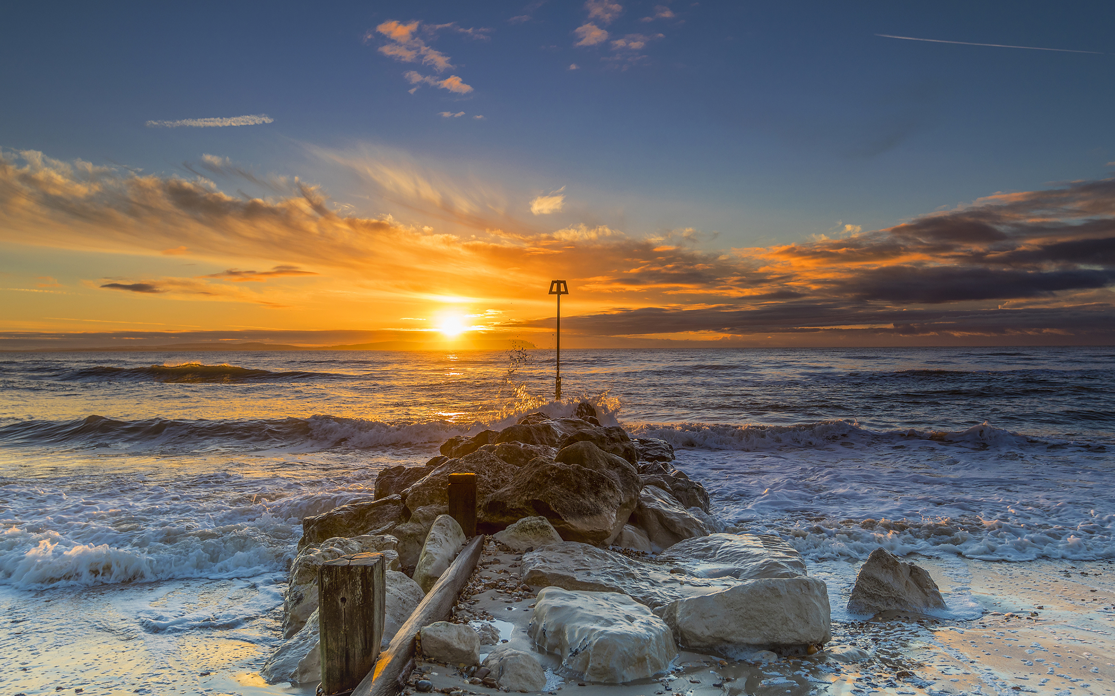 Фото Англия Christchurch Море Природа Небо Волны рассвет и закат Камень облачно 3840x2400 Рассветы и закаты Камни Облака облако