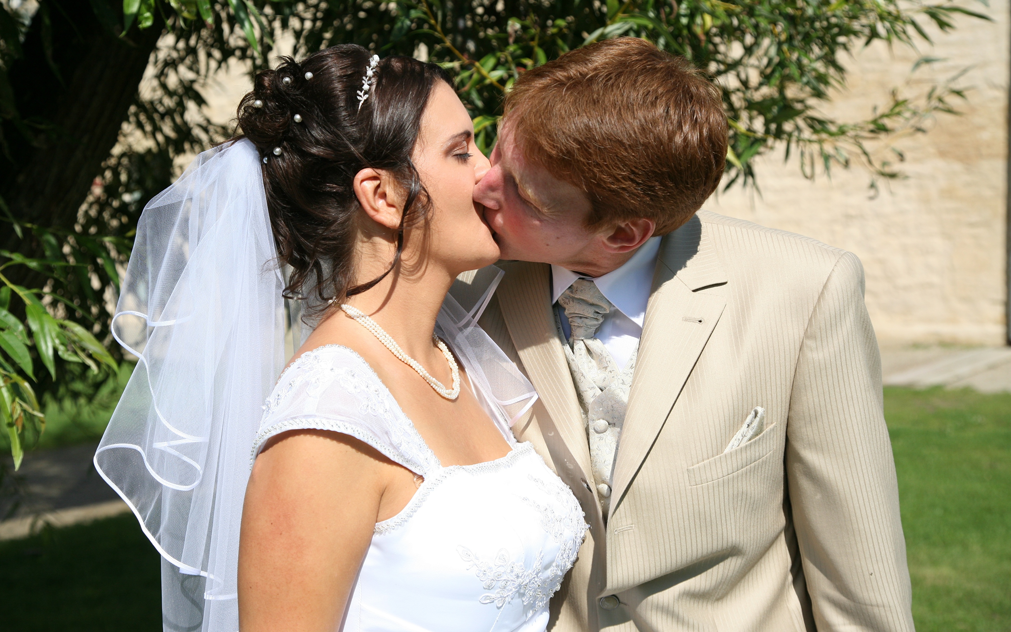 Фото как целуются жених и невеста