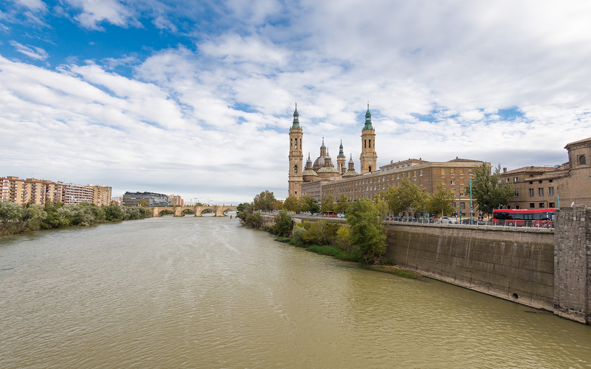 Zaragoza пригород река