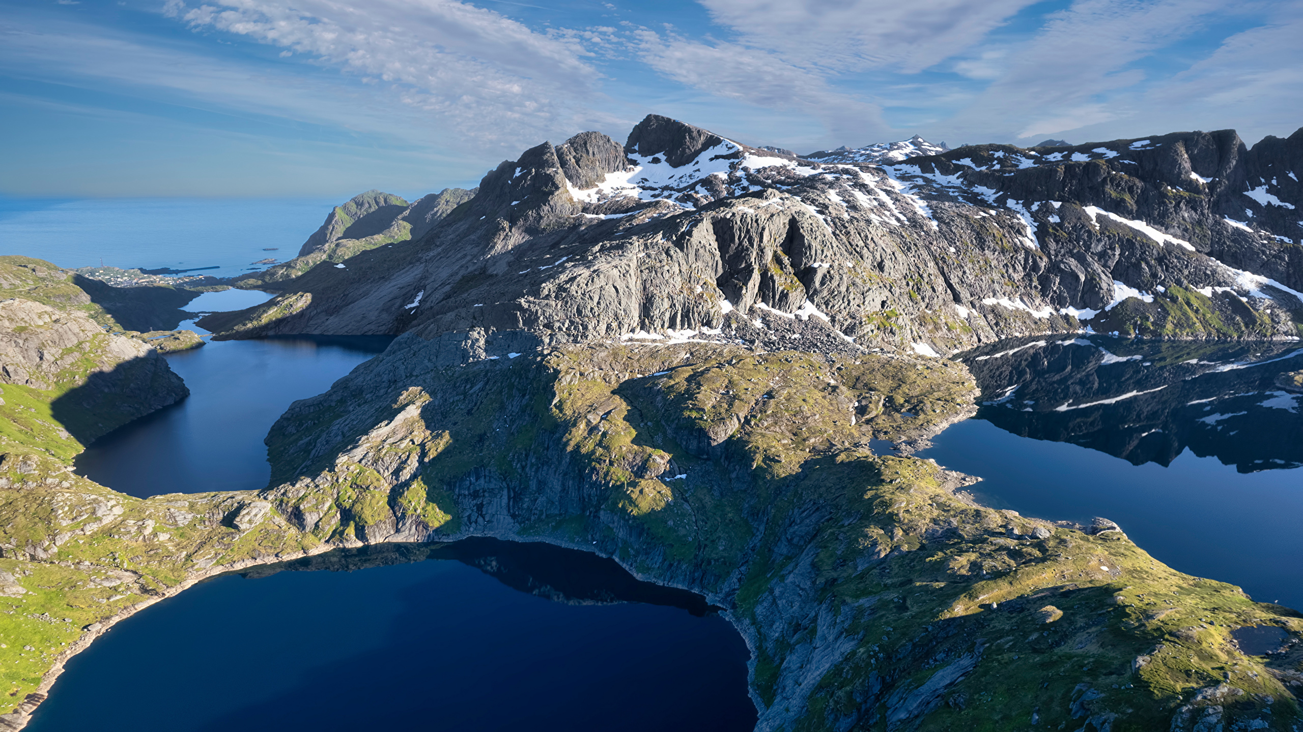 Обои для рабочего стола Лофотенские острова Норвегия Reine Горы Природа Озеро 2560x1440 гора