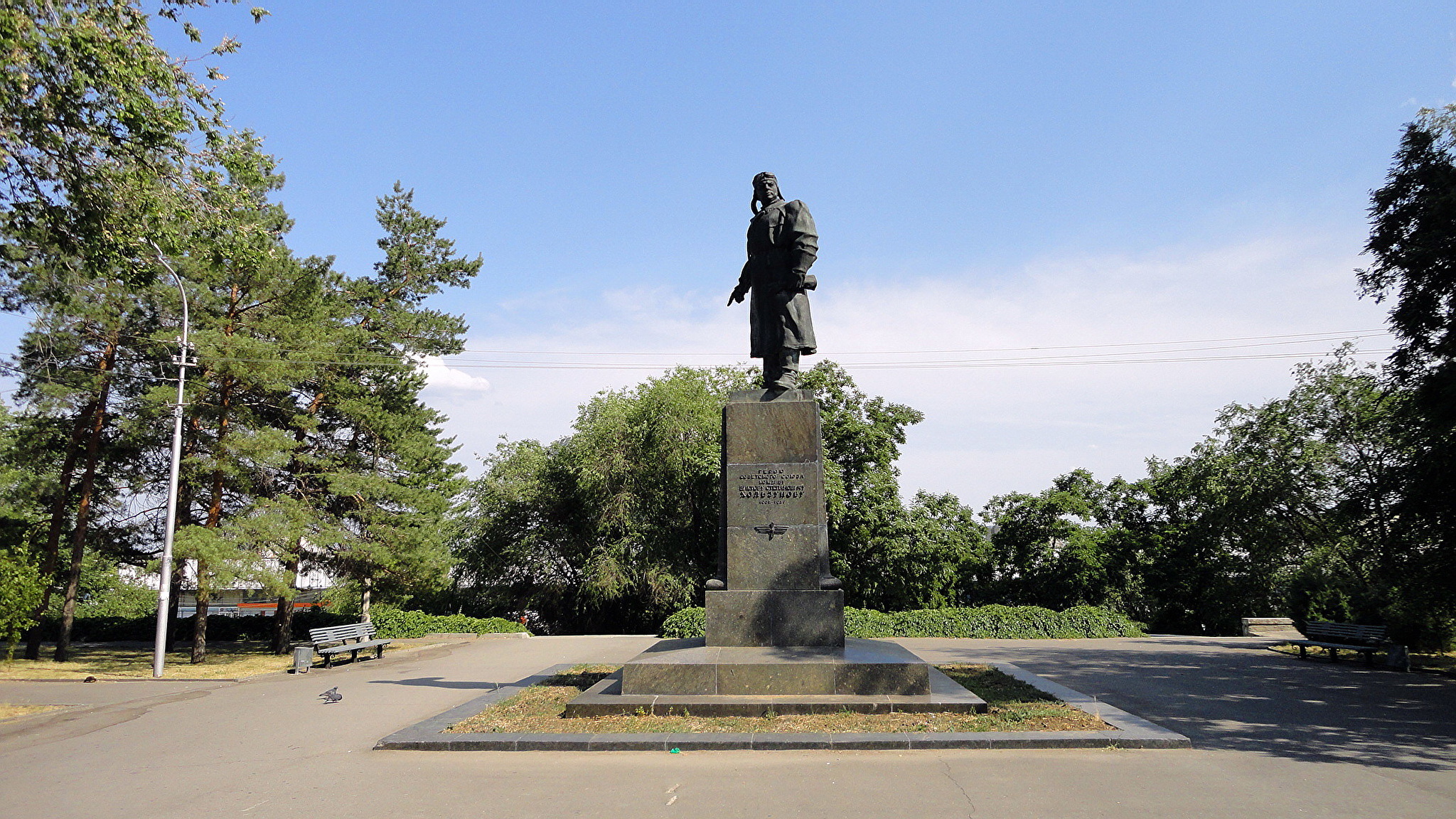 Где находится памятник в волгограде. Памятник Хользунову в Волгограде на набережной. Хользунов памятник Хользунова Волгоград. Памятник герою советского Союза в.с. Хользунову. Памятник герою советского Союза в. с. Хользунову Волгоград.