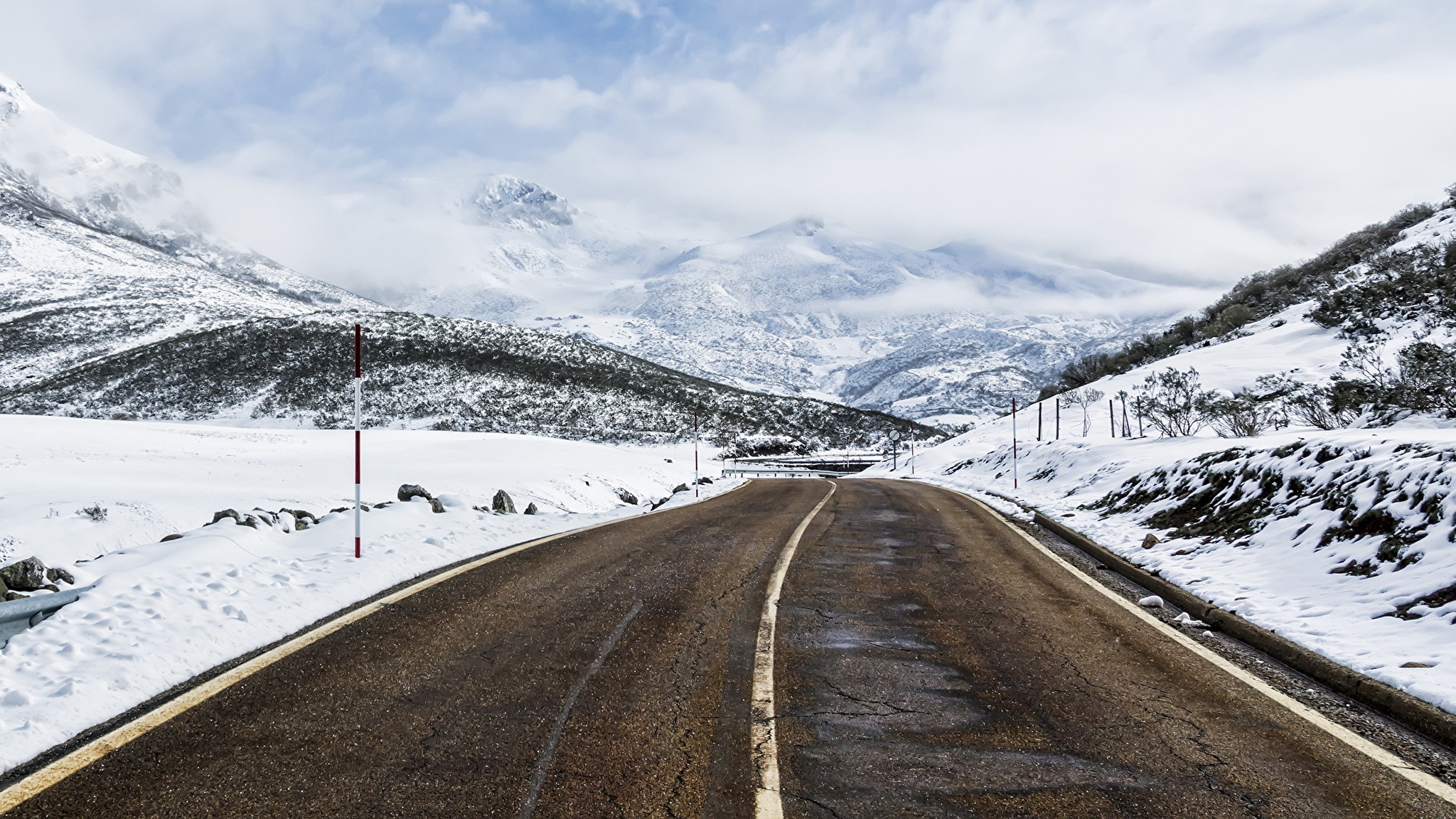 Дорога без снега. Дорога в гору. Снежная дорога. Горы снег дорога. Снег на дороге.