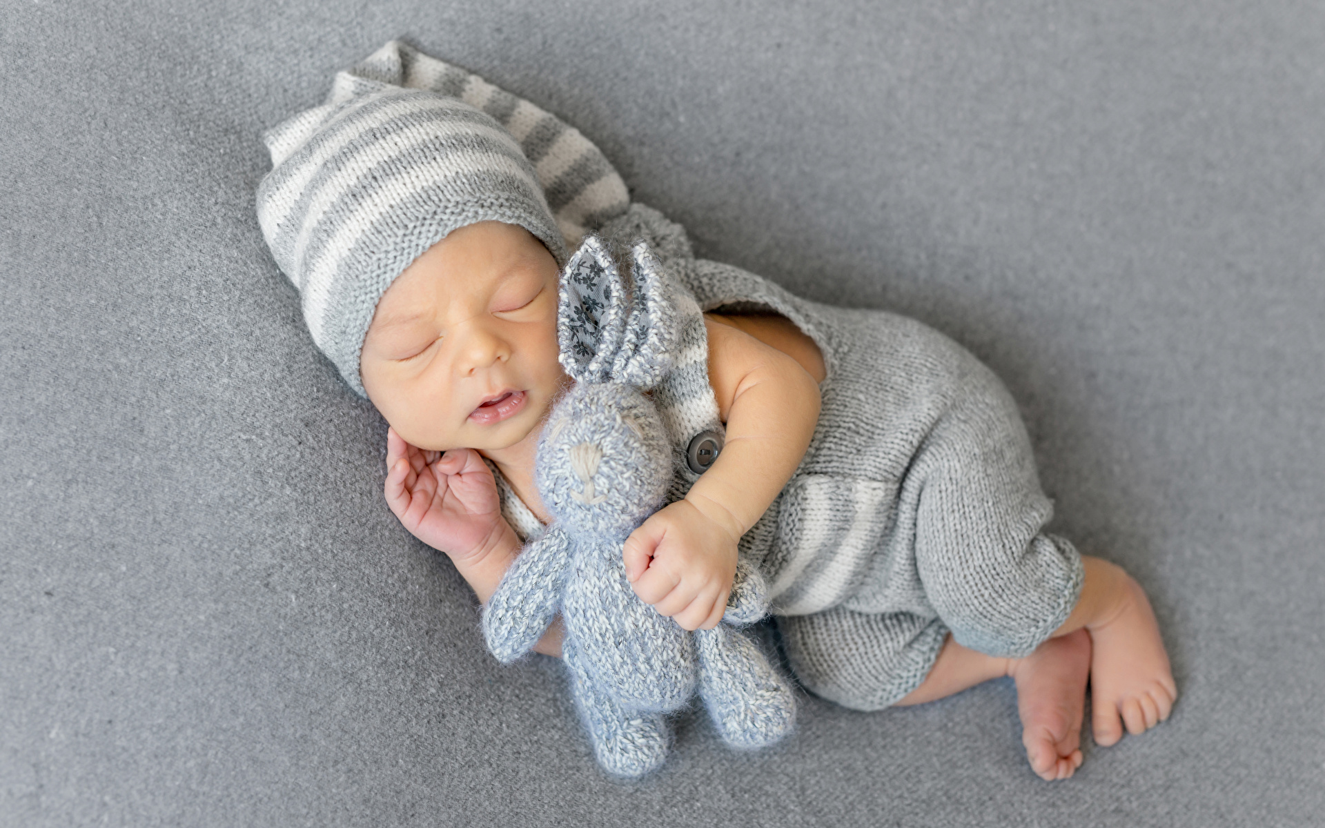 Фотография Зайцы Младенцы ребёнок Спит шапка игрушка 1920x1200 младенца младенец грудной ребёнок Дети сон спят Шапки спящий в шапке Игрушки
