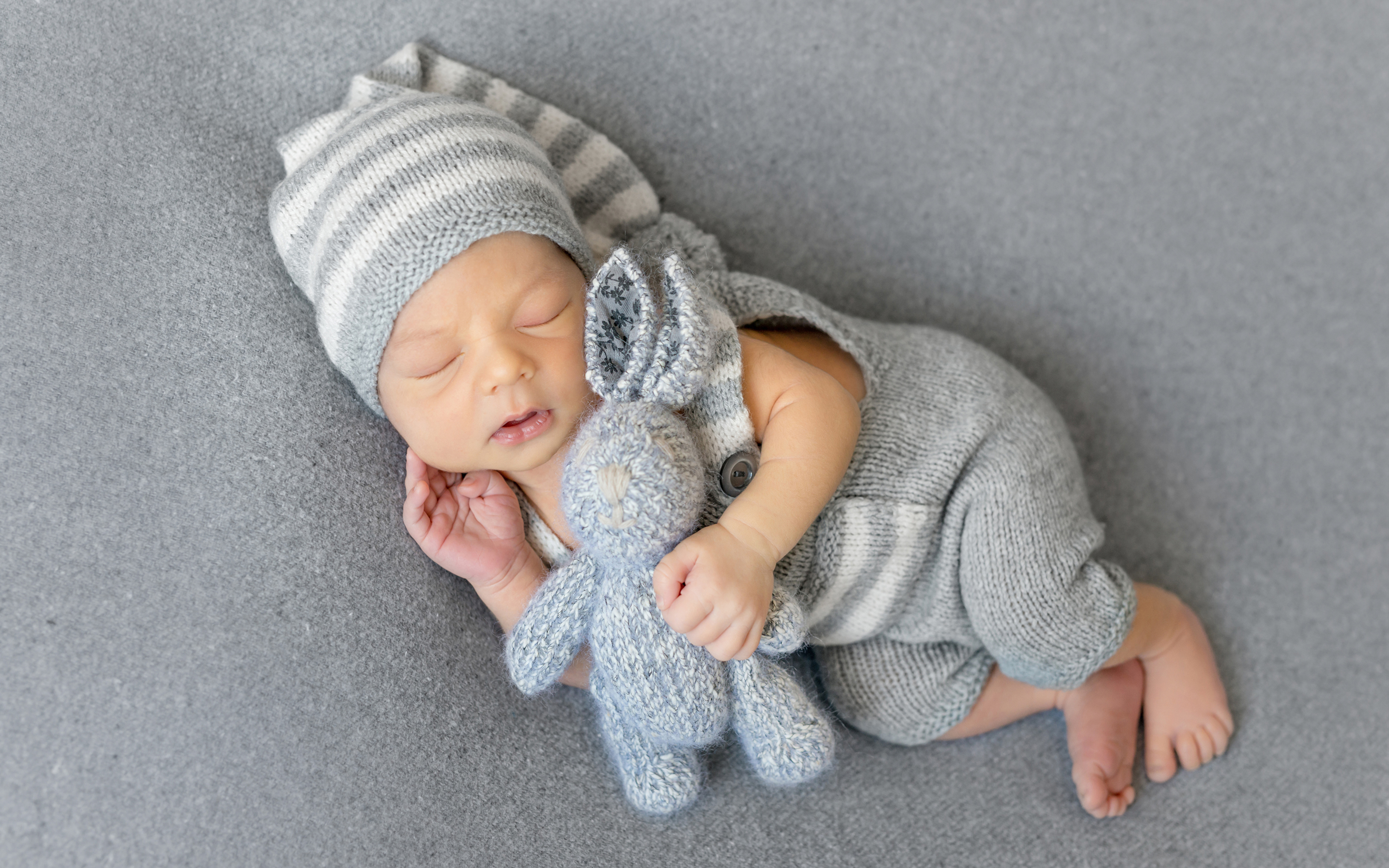 Фотография Зайцы Младенцы ребёнок Спит шапка игрушка 3840x2400 младенца младенец грудной ребёнок Дети сон спят Шапки спящий в шапке Игрушки
