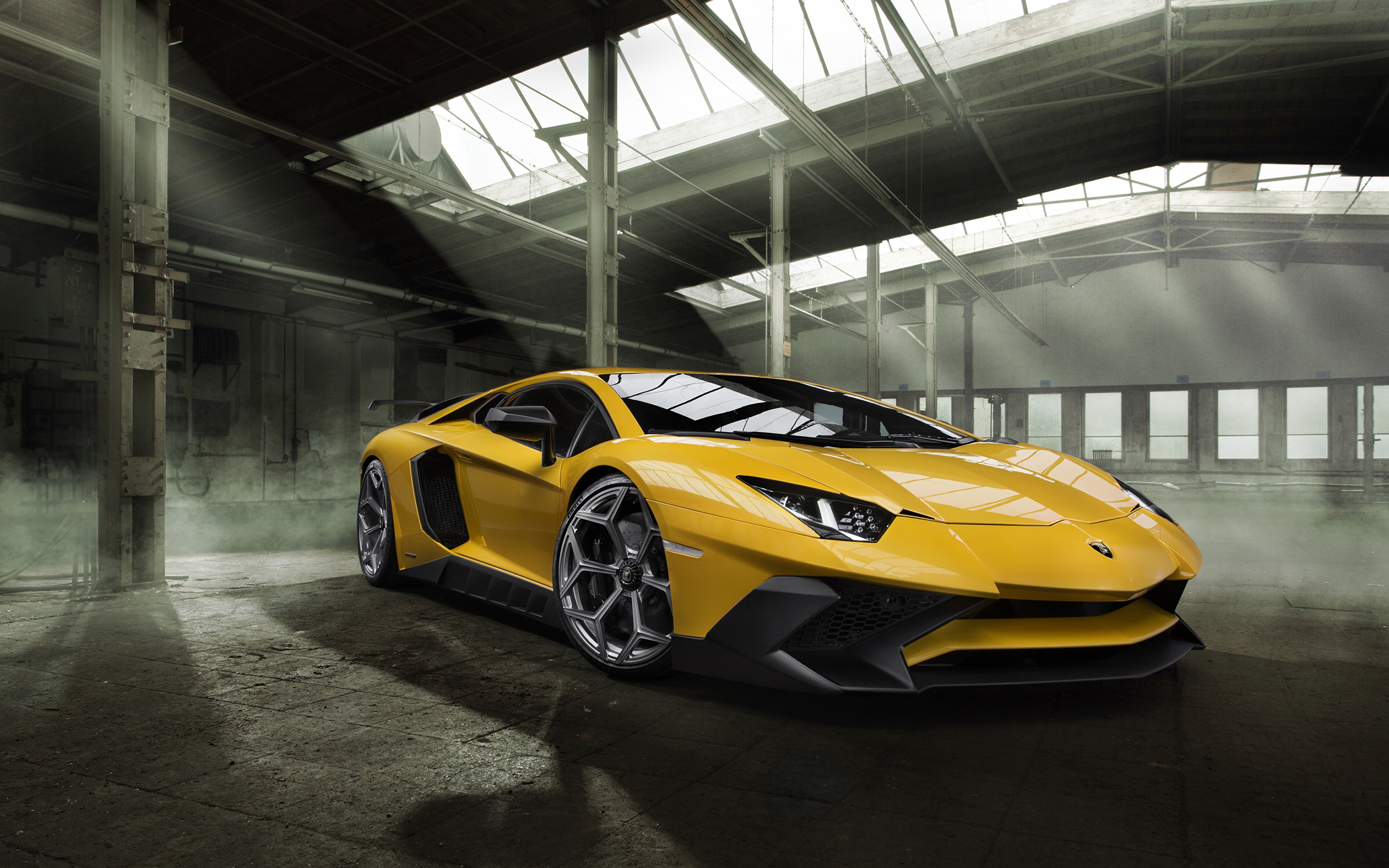 желтый спортивный автомобиль Lamborghini Aventador yellow sports car скачать
