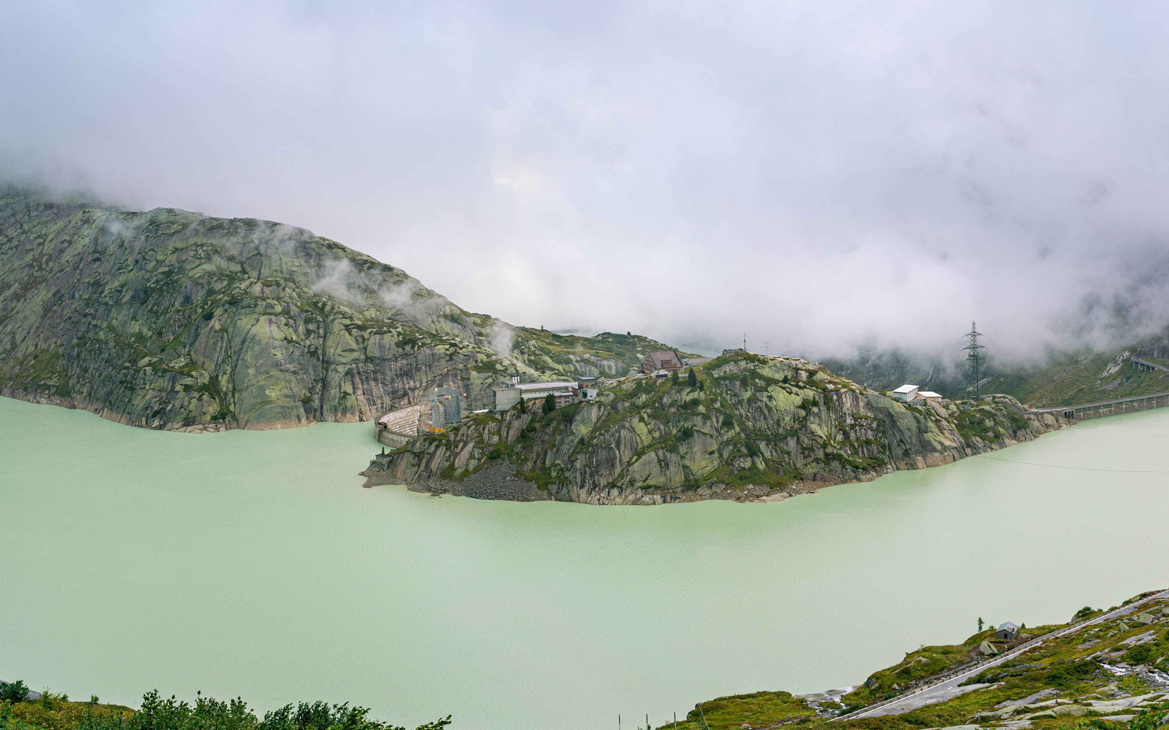 Обои для рабочего стола Швейцария Lake Grimsel тумана скалы Природа Озеро Сверху 3840x2400 Туман тумане Утес скале Скала