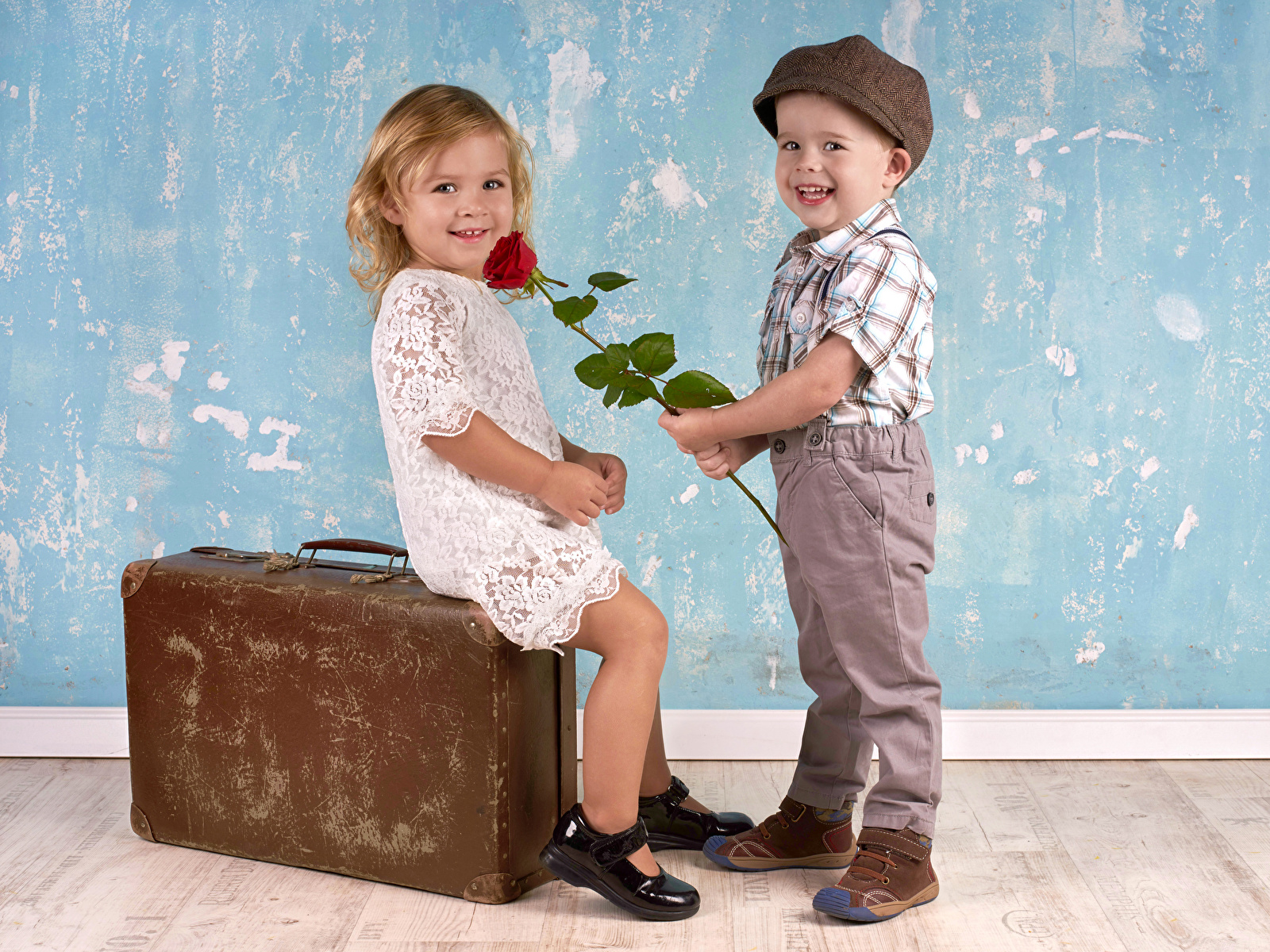 Фотография девочка мальчик улыбается два роза Любовь чемоданом Платье Дети 1600x1200 Девочки Мальчики мальчишка мальчишки Улыбка 2 две Розы Двое вдвоем Чемодан чемоданы платья ребёнок