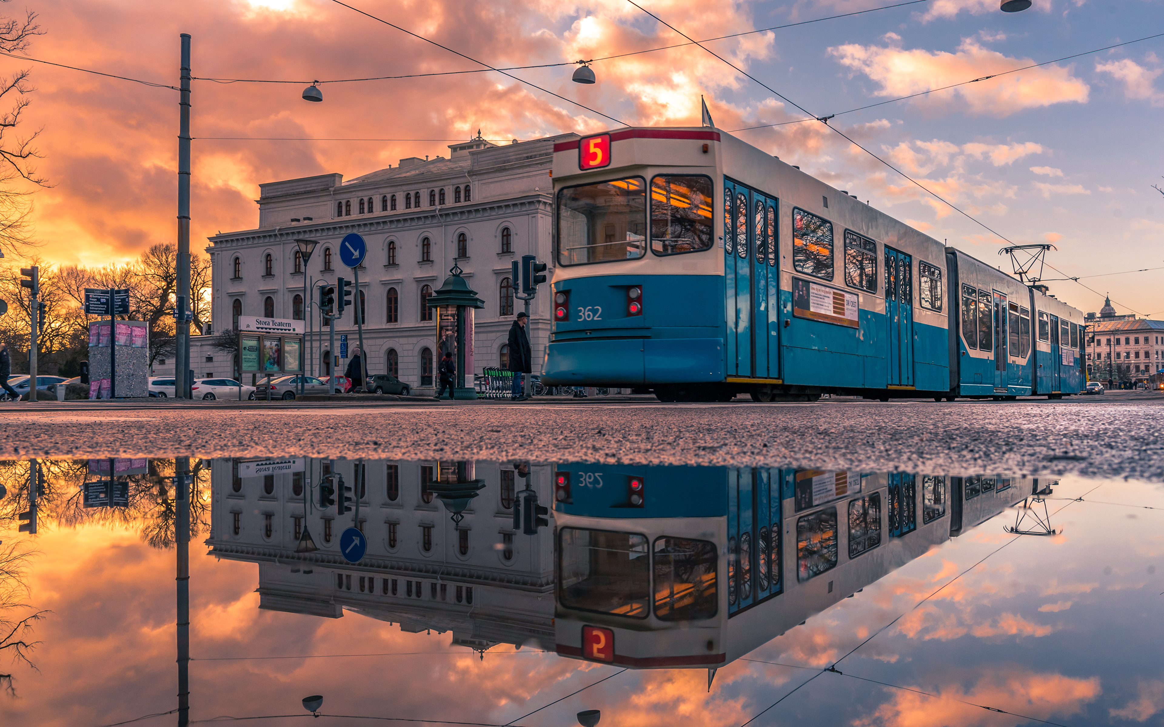Картинка Трамвай Швеция Лужа Gothenburg город отражается 3840x2400 лужи Города отражении Отражение