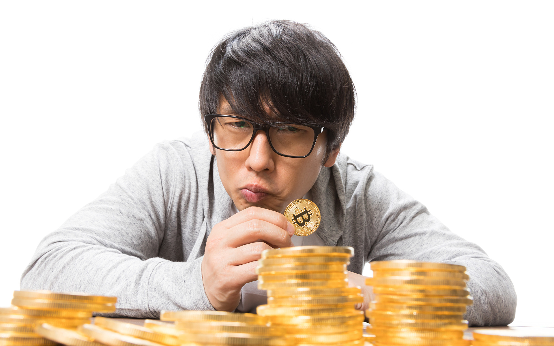Фото Монеты Биткоин Мужчины азиатка очках Деньги смотрят 1920x1200 Bitcoin мужчина Азиаты азиатки Очки очков Взгляд смотрит