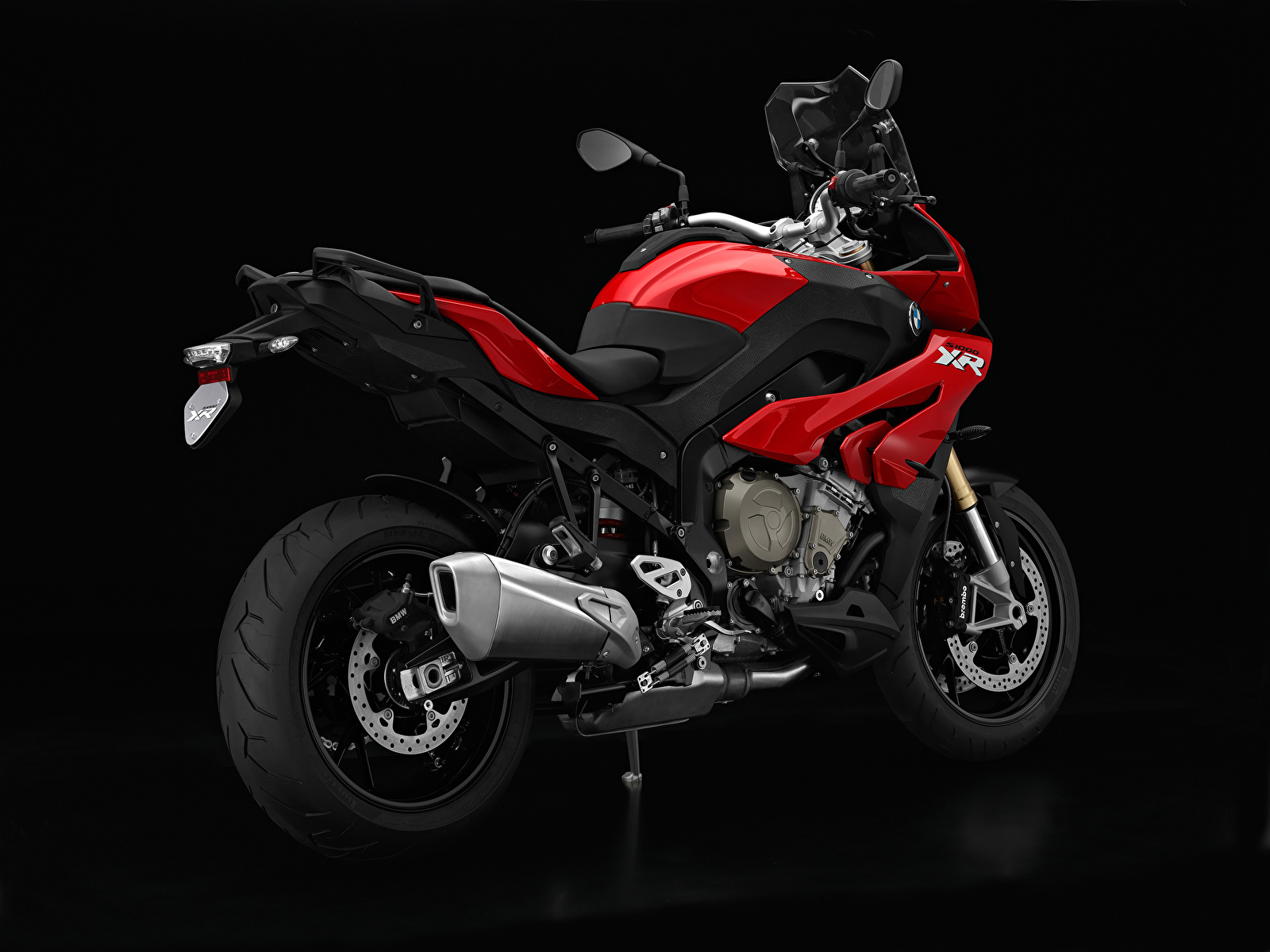 Фотографии БМВ S 1000 XR Красный мотоцикл Сбоку Черный фон 1600x1200 BMW - Мотоциклы красная красные красных Мотоциклы на черном фоне