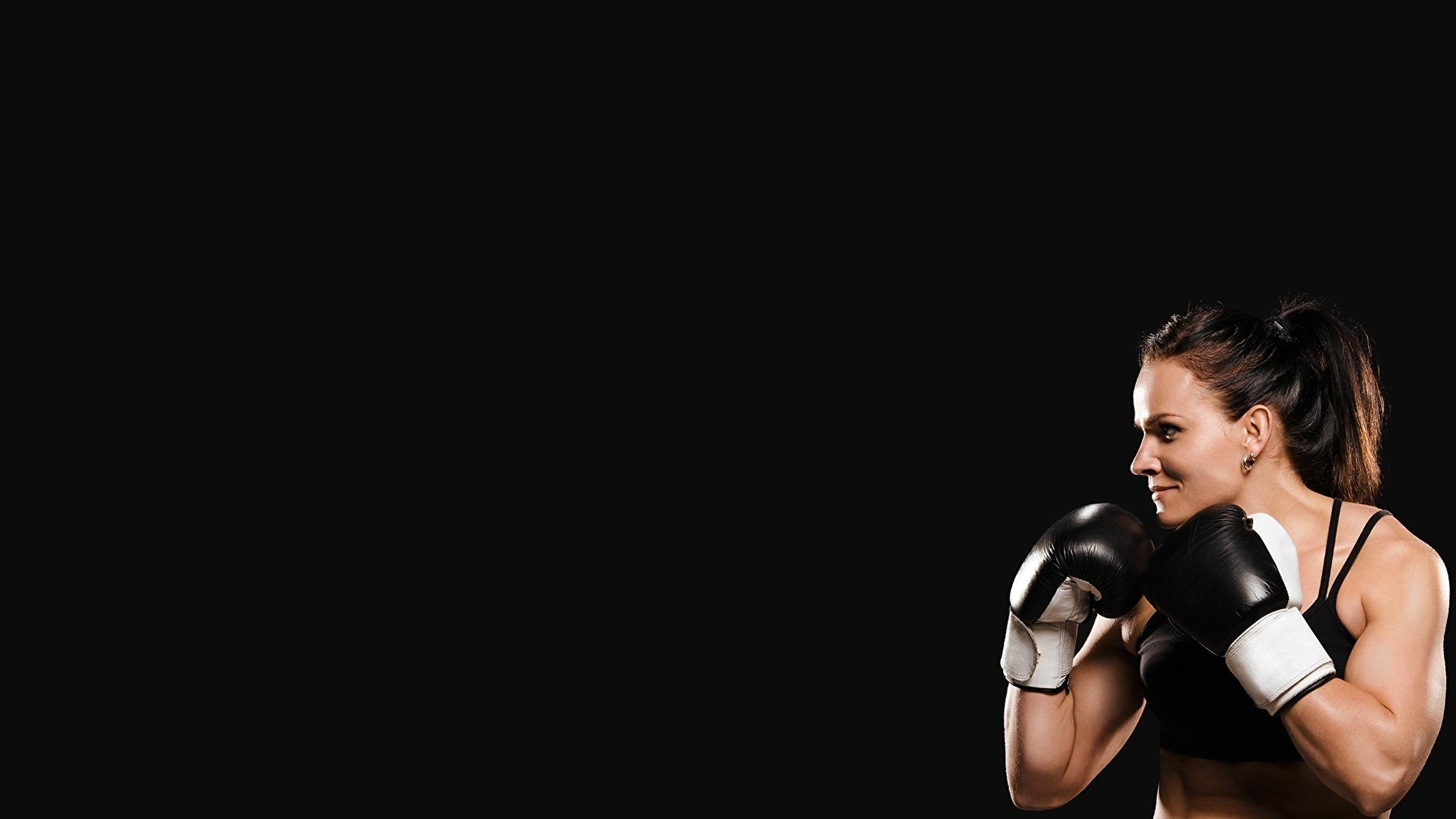 девушка спортсменка перчатки боксерская груша скачать
