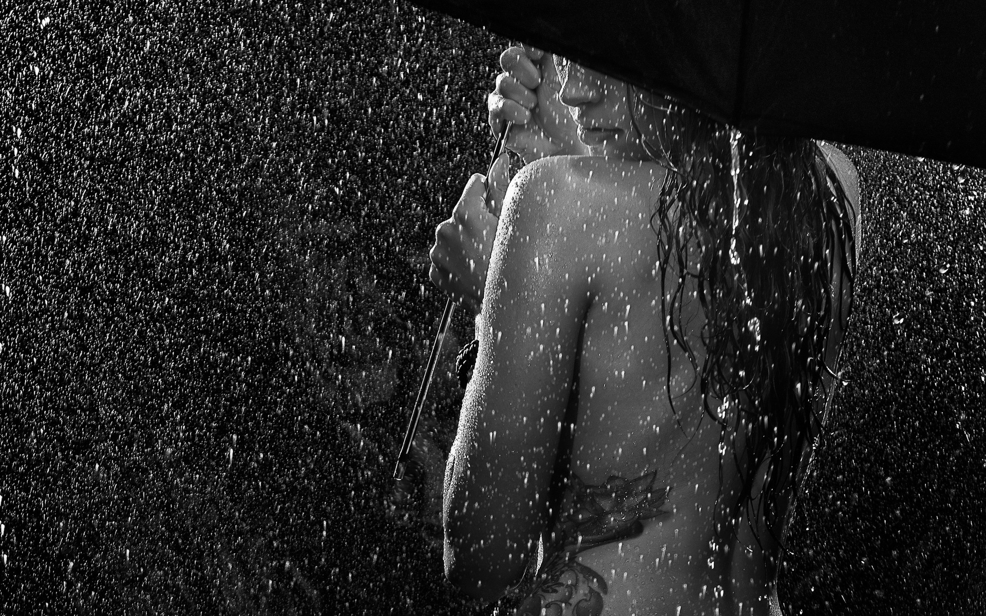 Картинки спины девушка Дождь капель зонтом 1920x1200 Спина Девушки молодая женщина молодые женщины капля Капли капельки Зонт зонтик