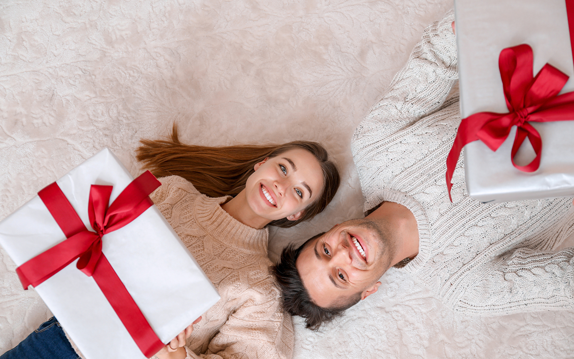 Фотографии шатенки Новый год Мужчины Улыбка вдвоем девушка Подарки смотрит 1920x1200 Шатенка Рождество мужчина улыбается 2 два две Двое Девушки молодая женщина молодые женщины подарок подарков Взгляд смотрят