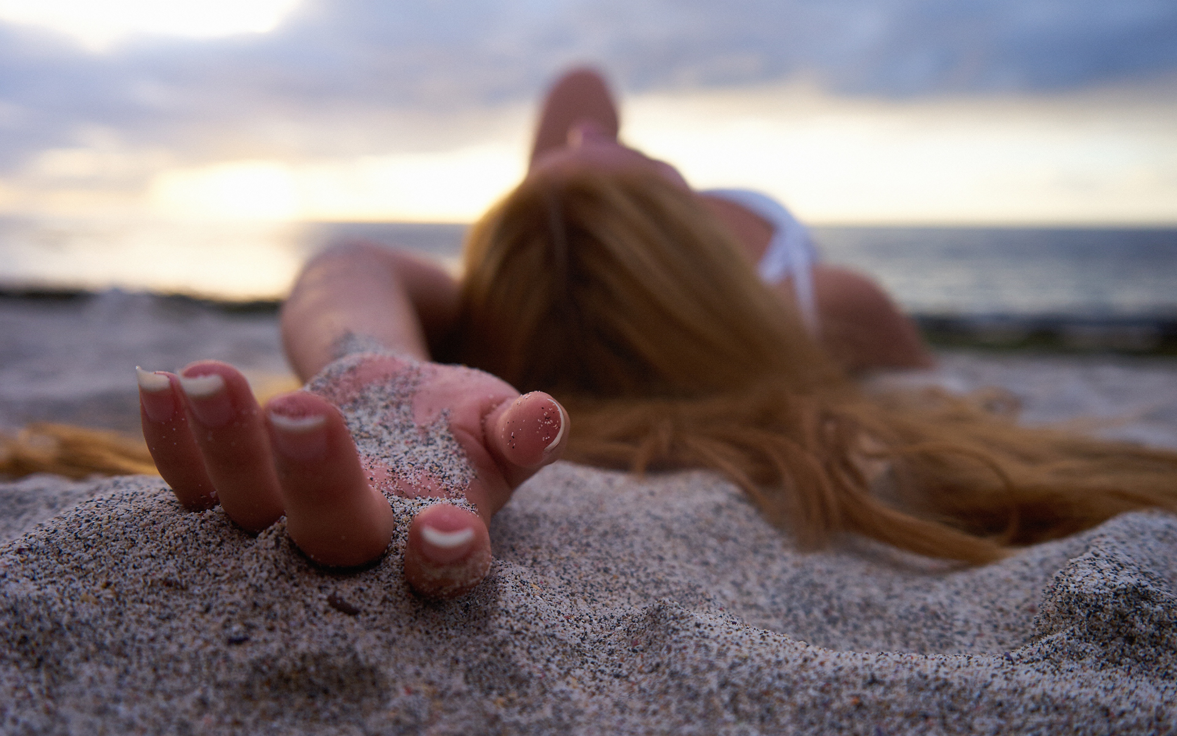 Фото девушки на пляже крупным планом