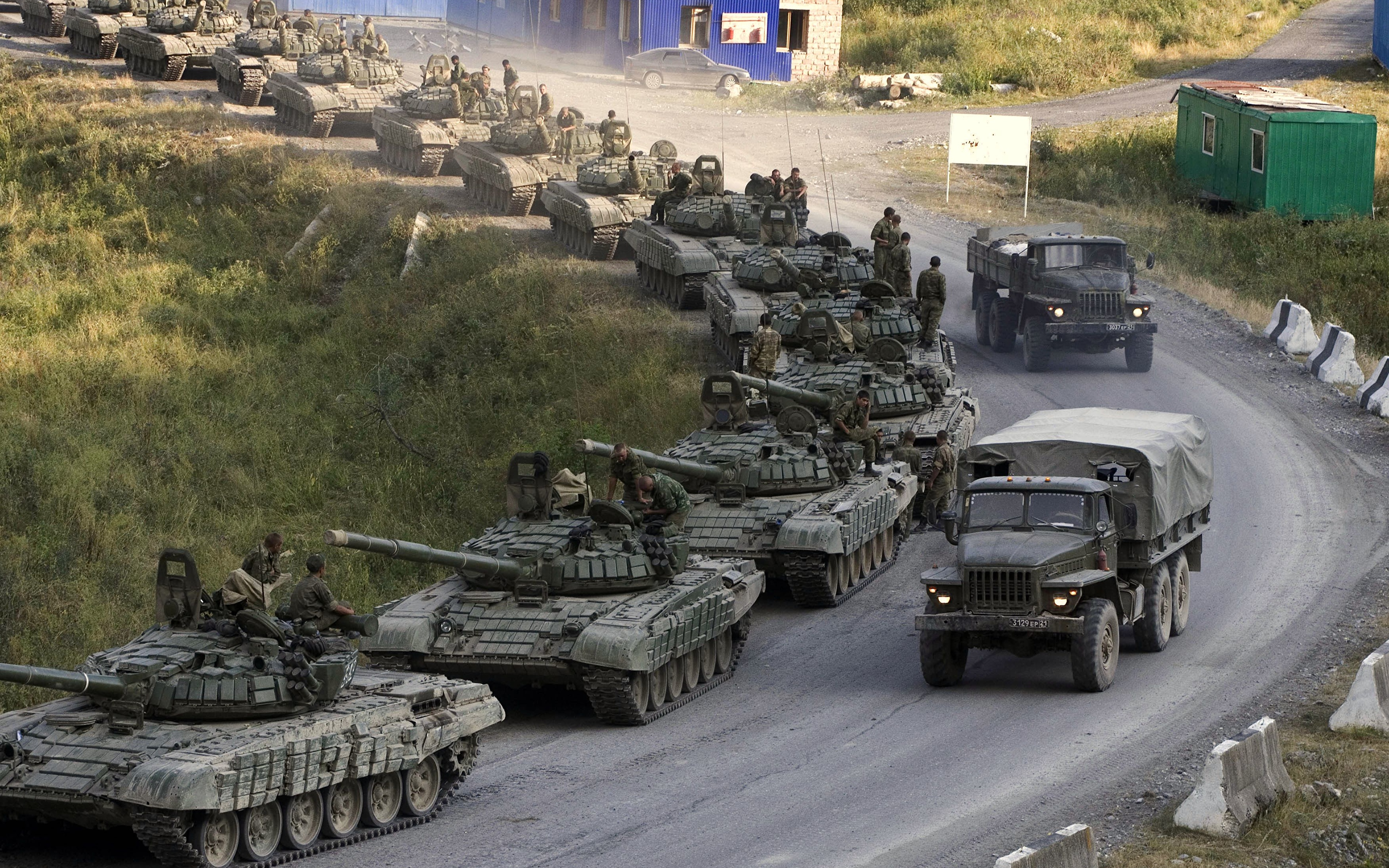 Зачем вывели войска. Колонна БТР вс РФ. Колонна танков т 72 Донбасс. Колонна танков РФ.