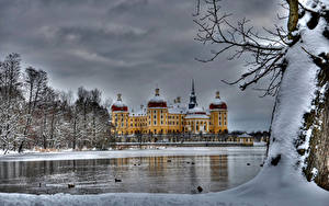 Картинки Германия Замок Зима Река Снегу Moritzburg Города Природа