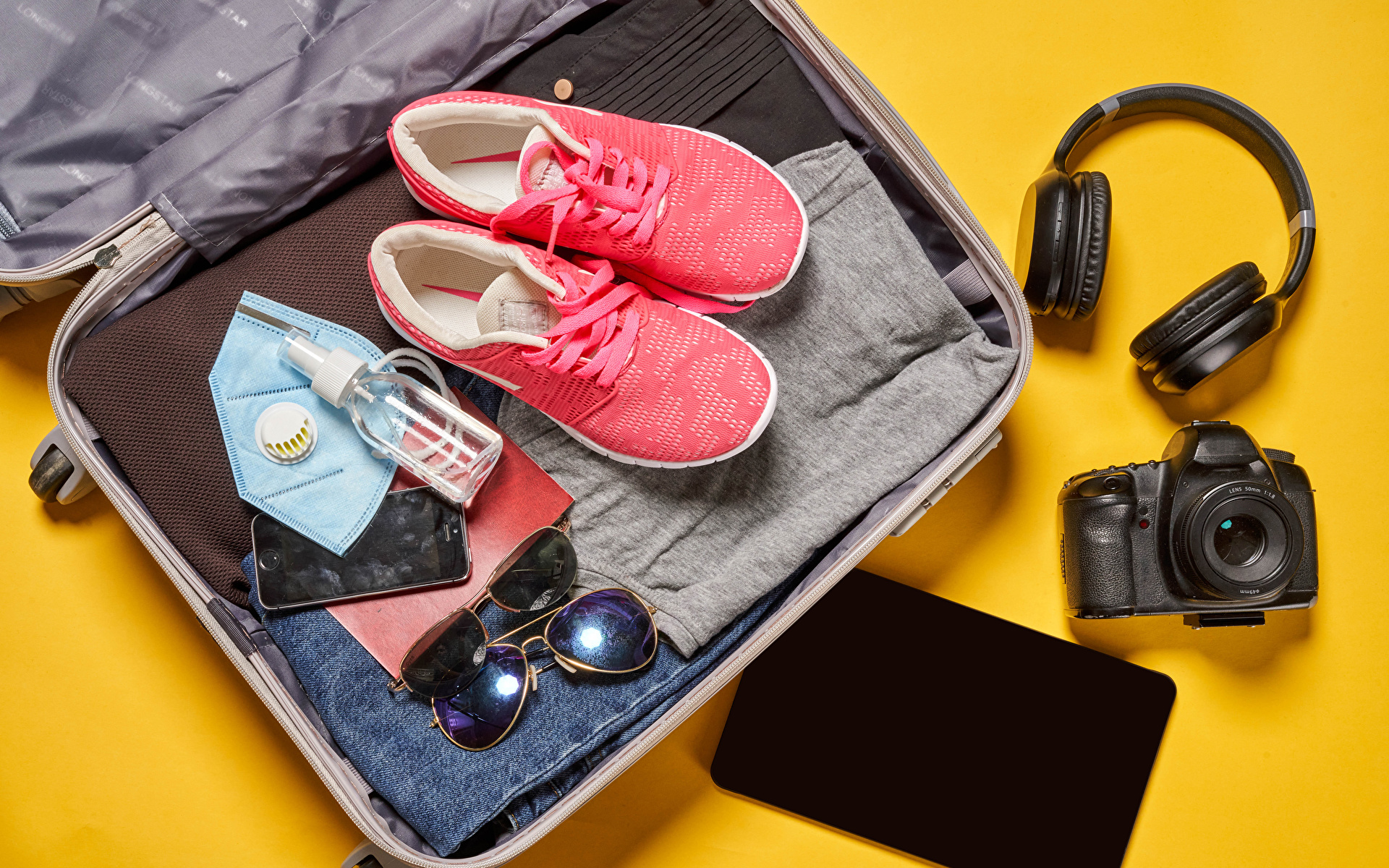 Фотографии Коронавирус Туризм Наушники фотокамера смартфоны Чемодан Маски очках Цветной фон 1920x1200 в наушниках Фотоаппарат Смартфон сматфоном чемоданы чемоданом Очки очков
