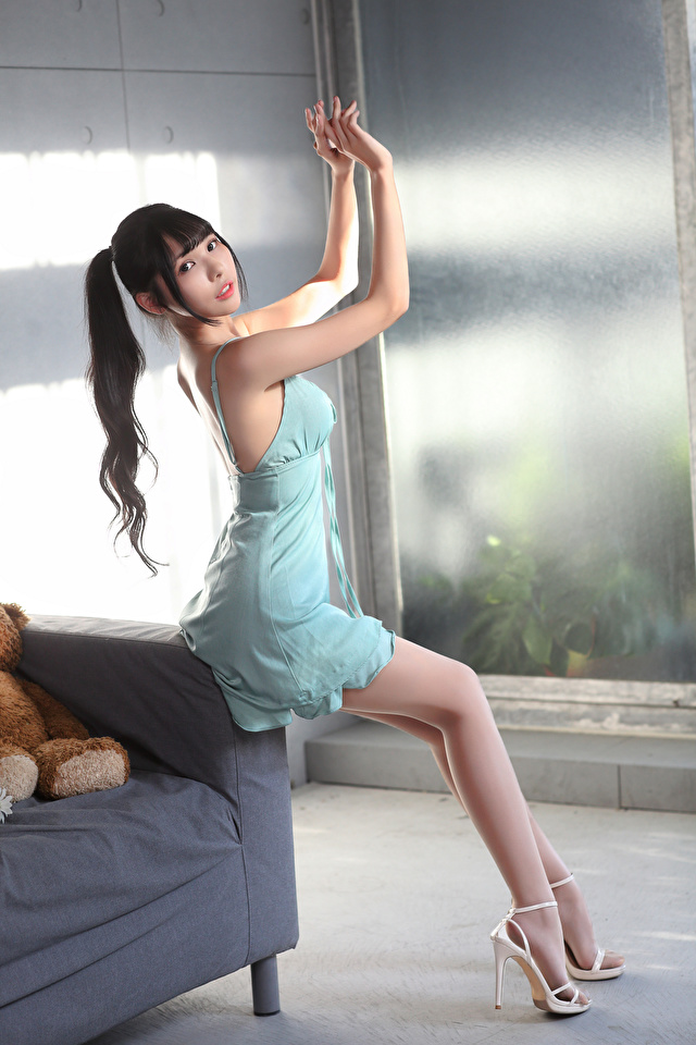 Картинка Поза девушка ног Азиаты Платье 640x960 для мобильного телефона позирует Девушки молодая женщина молодые женщины Ноги азиатки азиатка платья