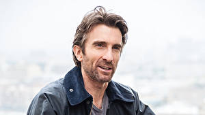 Обои для рабочего стола Мужчина Смотрят Бородатый Sharlto Copley Знаменитости