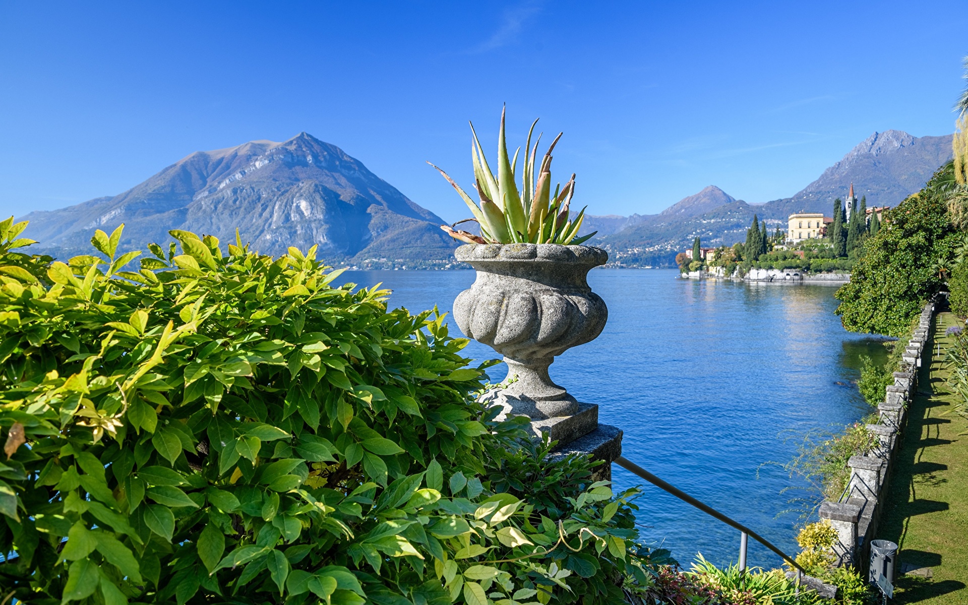 Картинка Альпы Италия Lago di Como, Varenna гора Природа Цветочный горшок Озеро 1920x1200 альп Горы