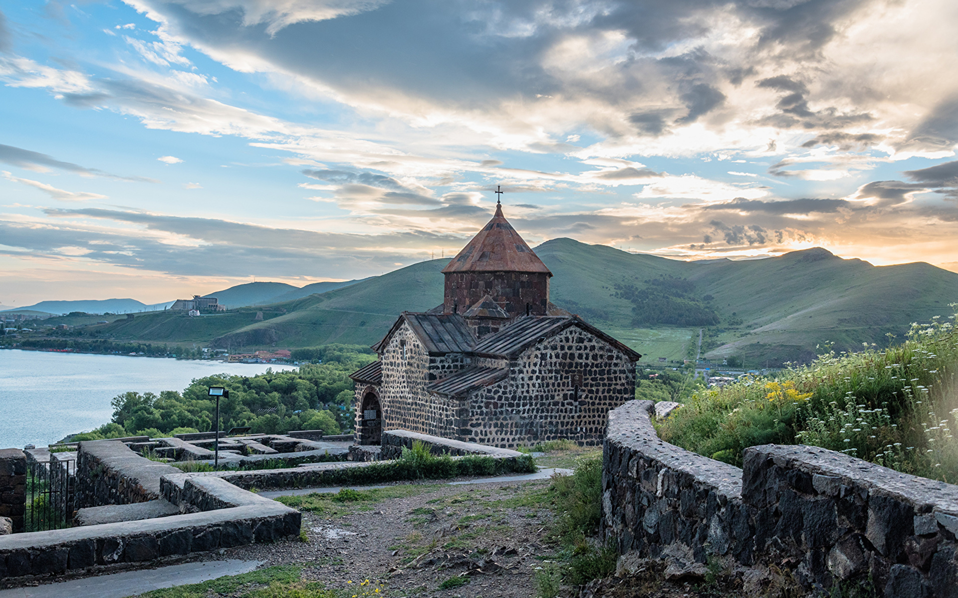 Обои для рабочего стола Церковь Армения Sevanavank гора Природа Облака 1920x1200 Горы облако облачно
