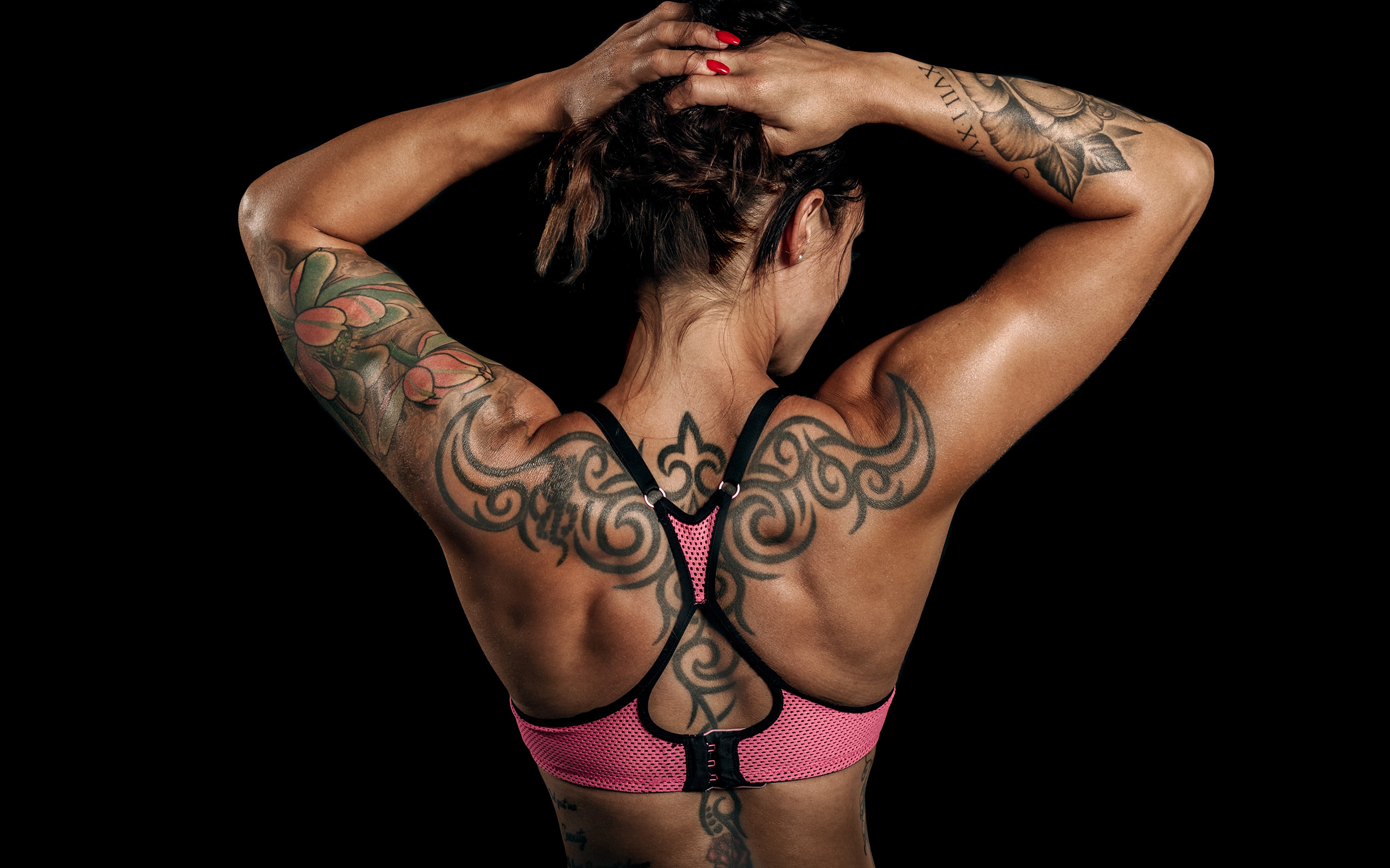 Женское тело в татуировках