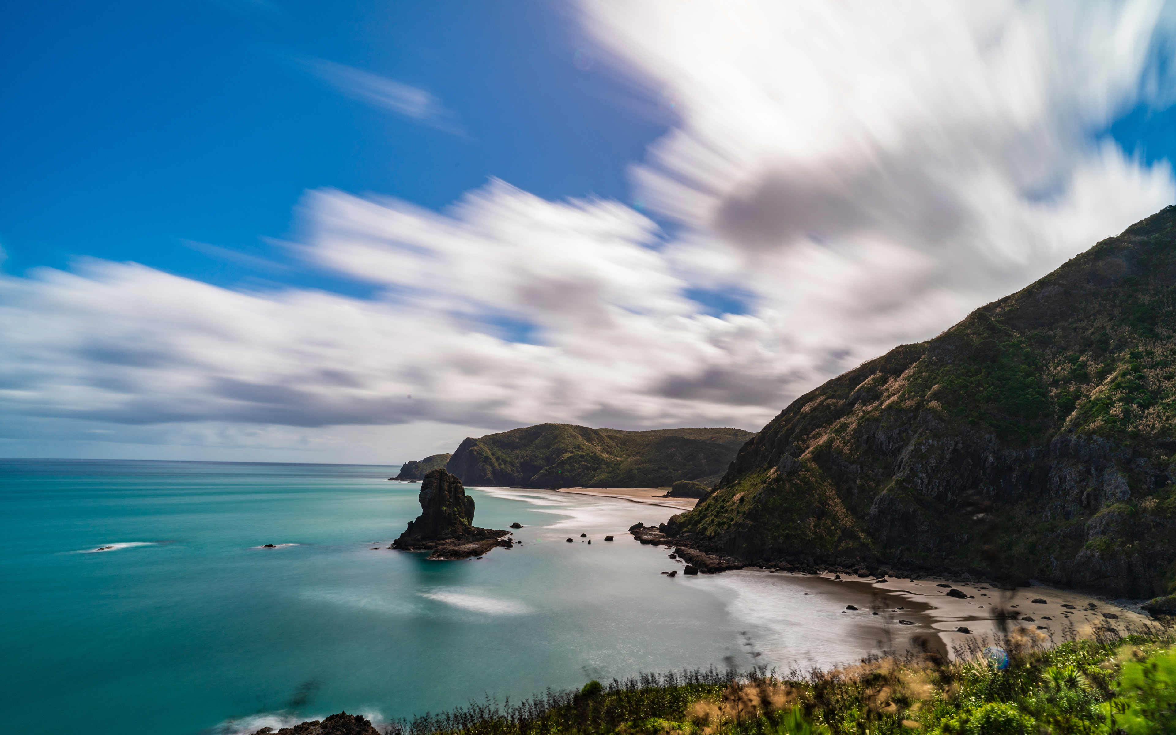 Обои для рабочего стола Новая Зеландия Piha Beach скалы Природа Побережье Облака 3840x2400 Утес скале Скала берег облако облачно