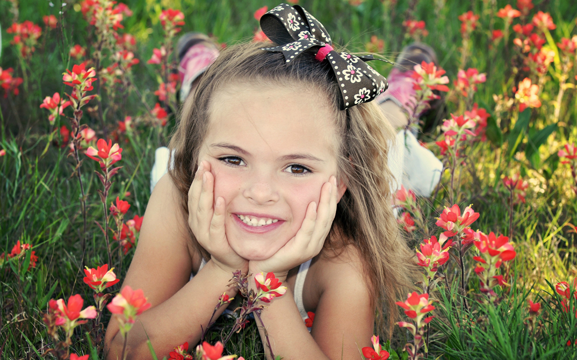 Фотографии девочка улыбается ребёнок лица бант 1920x1200 Девочки Улыбка Дети Лицо Бантик бантики