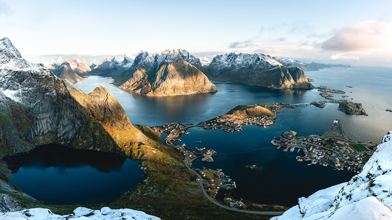 Обои для рабочего стола Лофотенские острова Норвегия Горы Природа Сверху 1366x768 гора