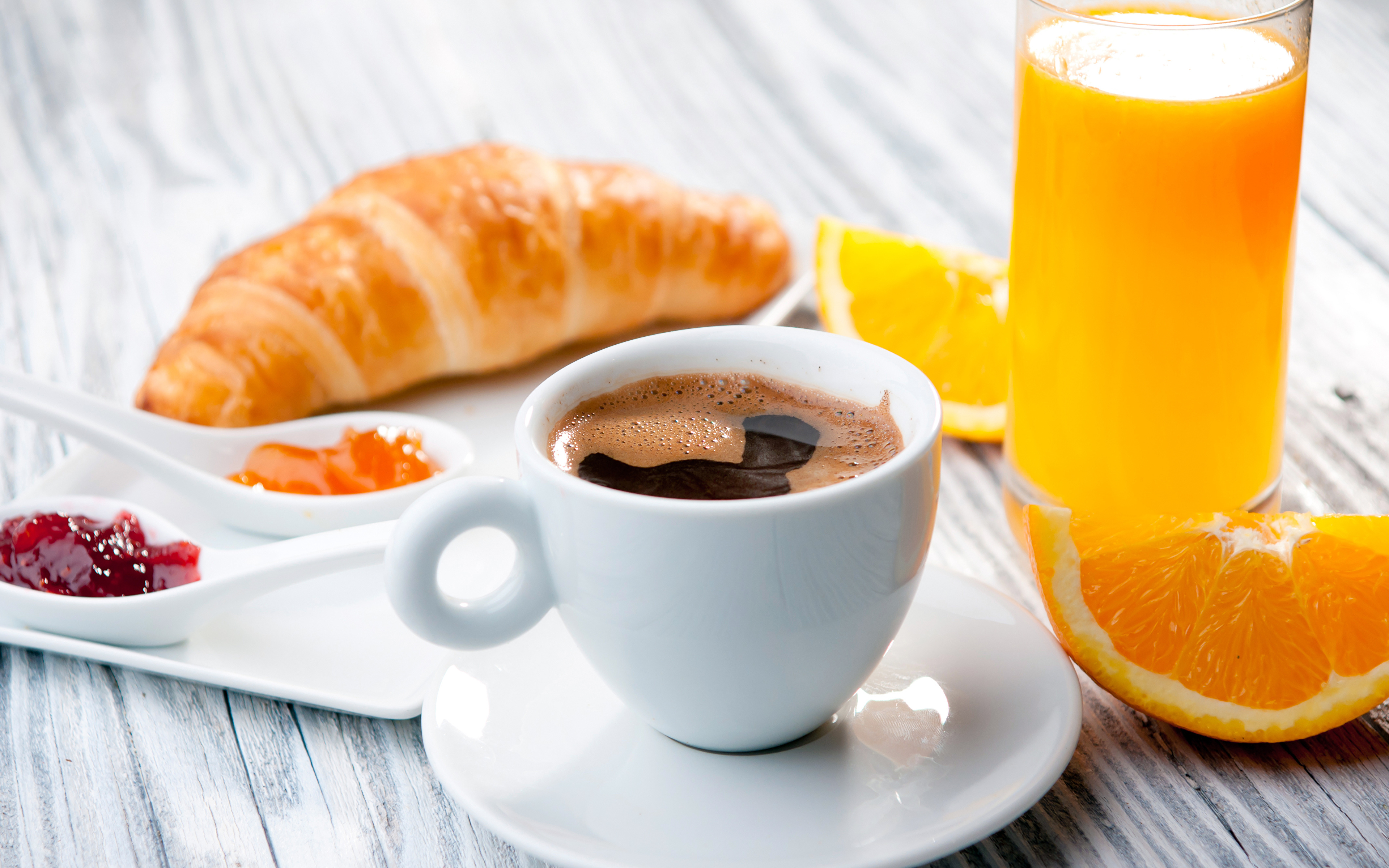 Круасаны кофе сок апельсин клубника молоко завтрак загрузить