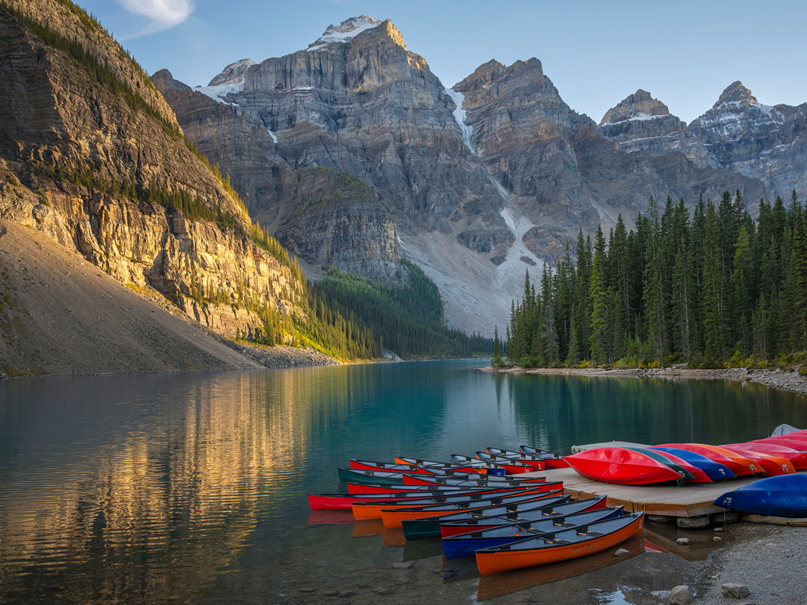 Обои для рабочего стола Банф Канада Moraine Lake Горы Природа парк Озеро Пейзаж Лодки 1600x1200 гора Парки