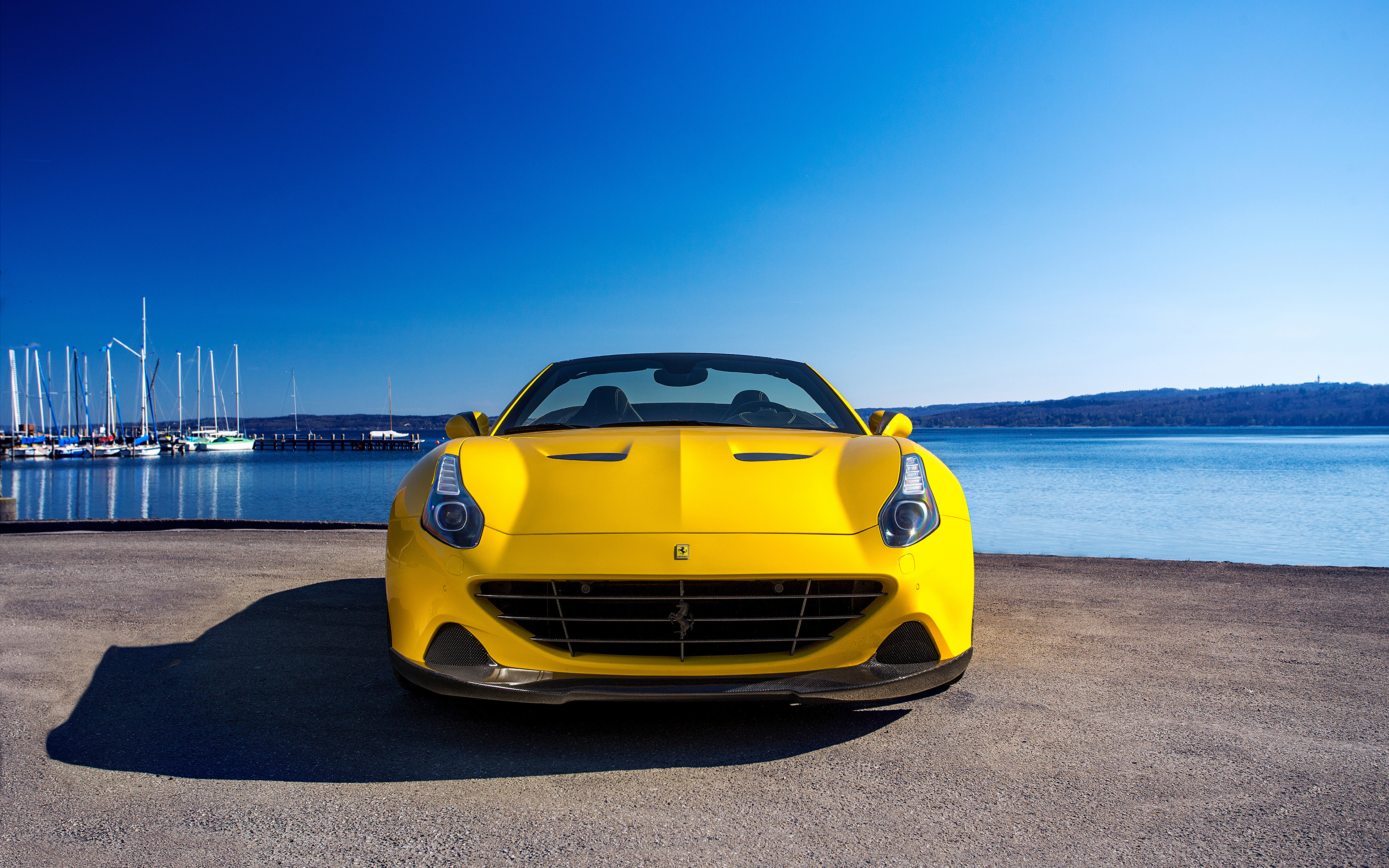 Желтый Ferrari на мостовой без смс