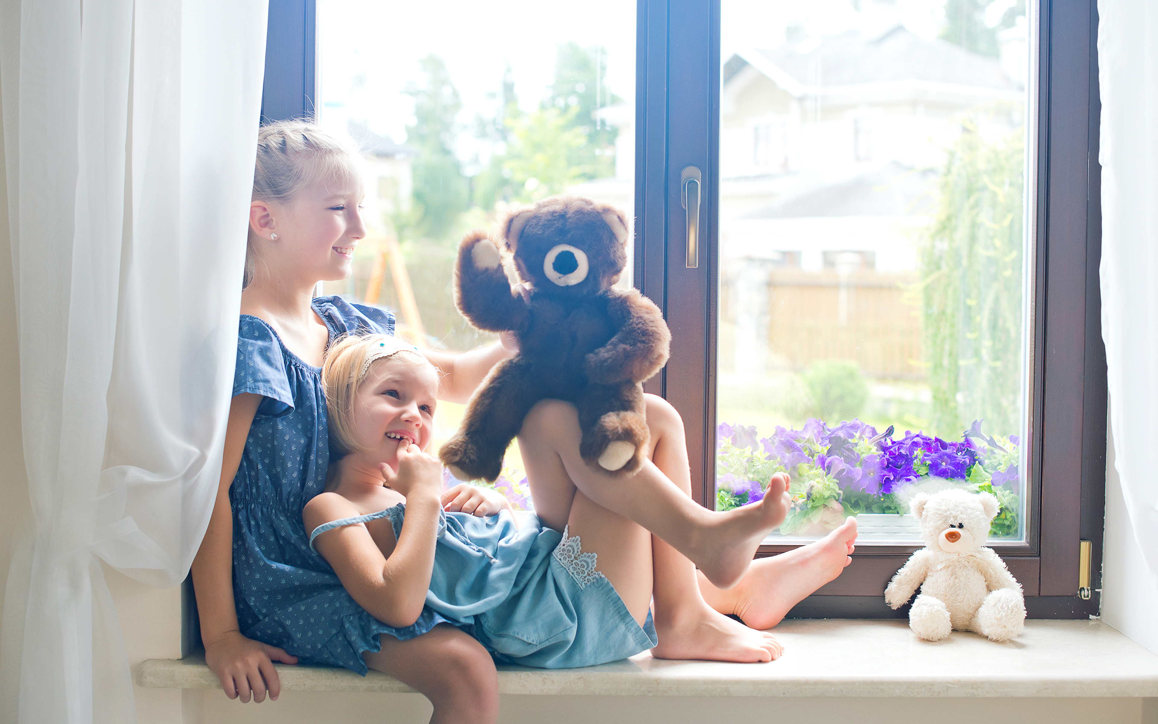 Window family. Ребенок около окна. Девочка на подоконнике. Семья около окна. Семья возле пластикового окна.