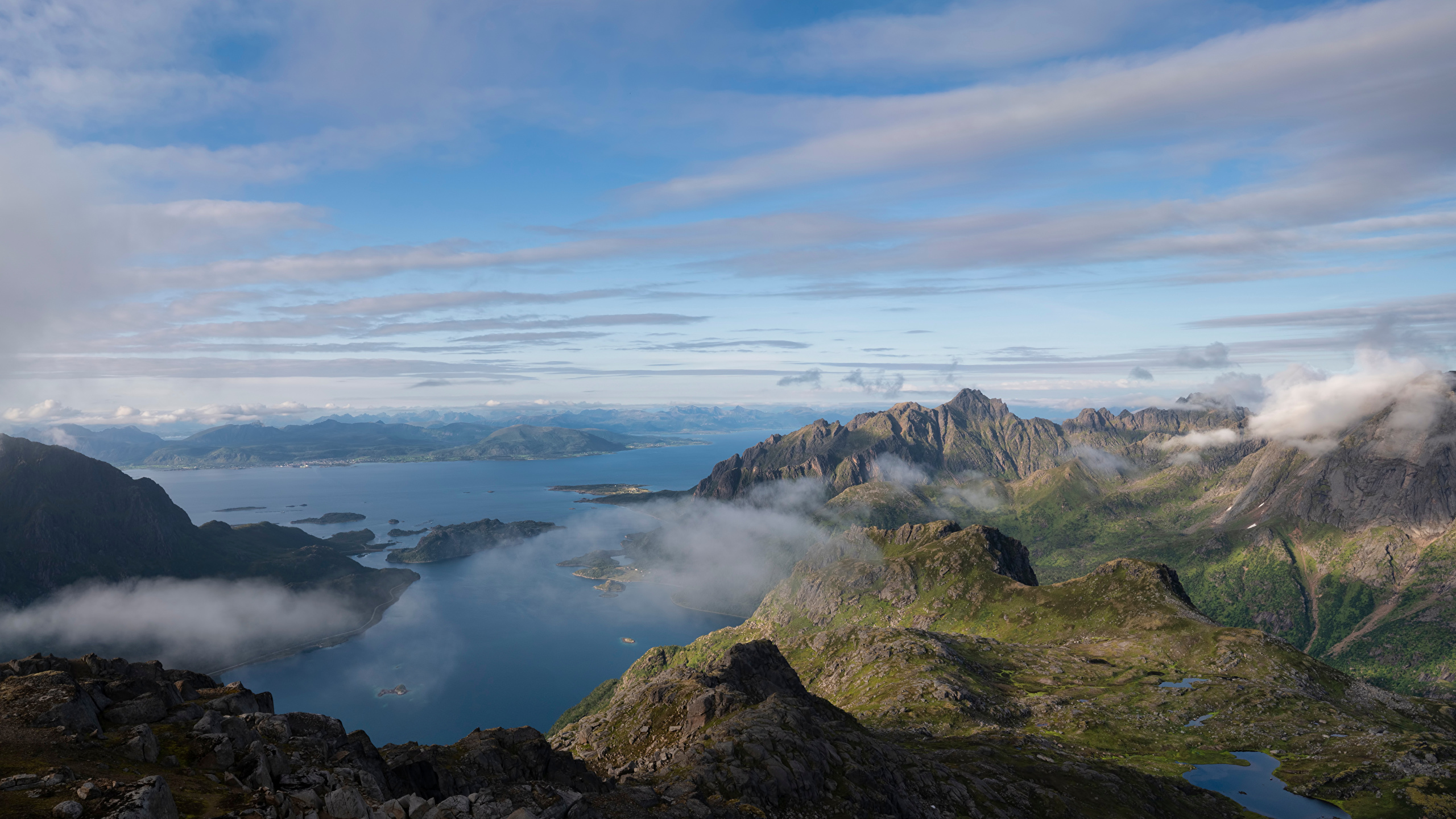 Фотография Лофотенские острова Норвегия Sløverfjorden Фьорд гора Природа облачно 2560x1440 Горы Облака облако