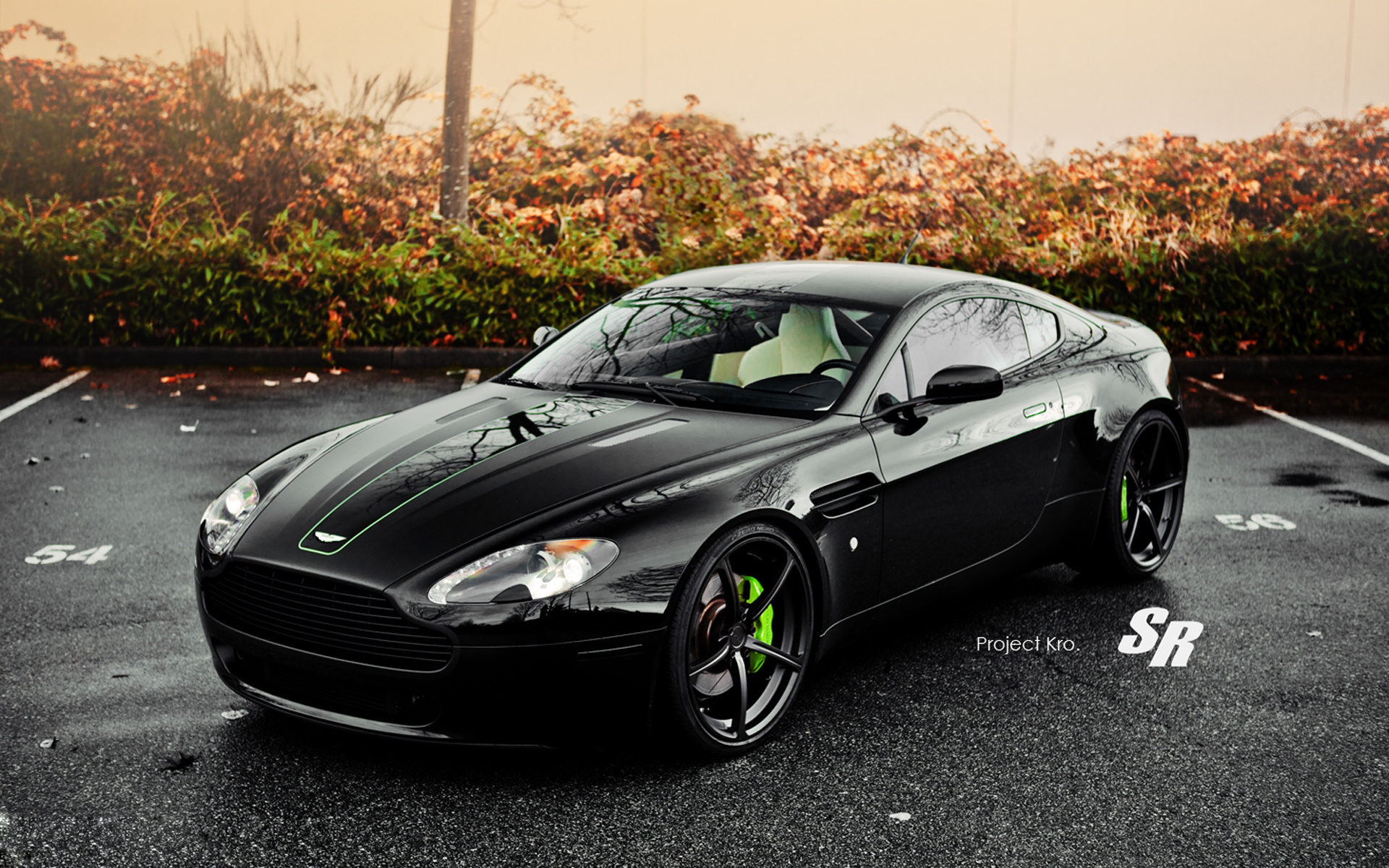 черный автомобиль Aston Martin бесплатно