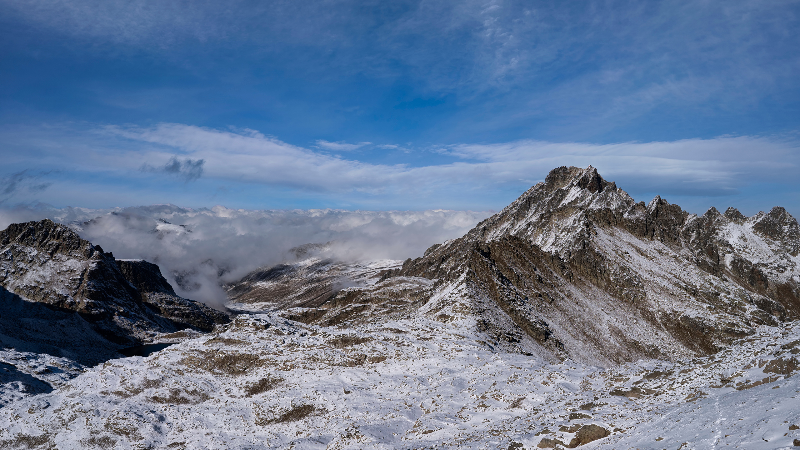 Фотографии Франция Ariege, Pyrenees Горы Природа Небо облачно 2560x1440 гора Облака облако