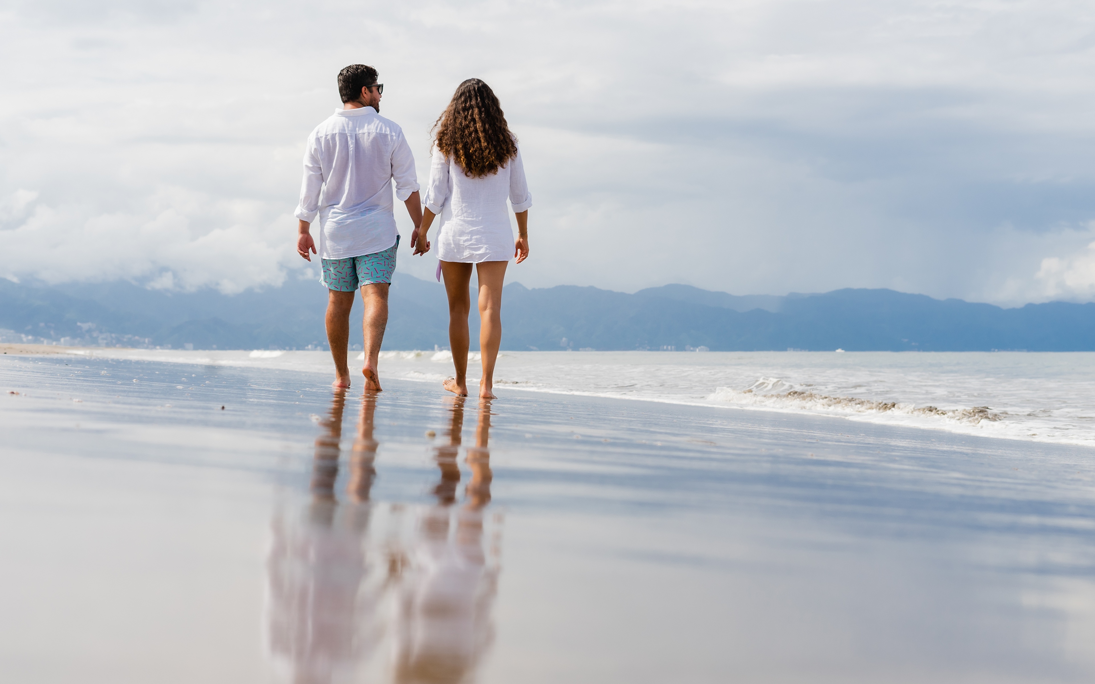 мужчина и женщина на пляже картинки