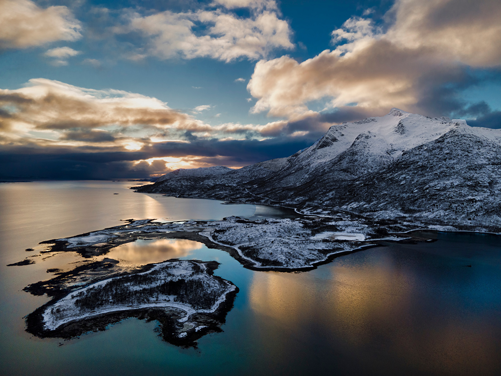 Обои для рабочего стола Лофотенские острова Норвегия Lødingen Горы Природа Побережье Облака 1600x1200 гора берег облако облачно