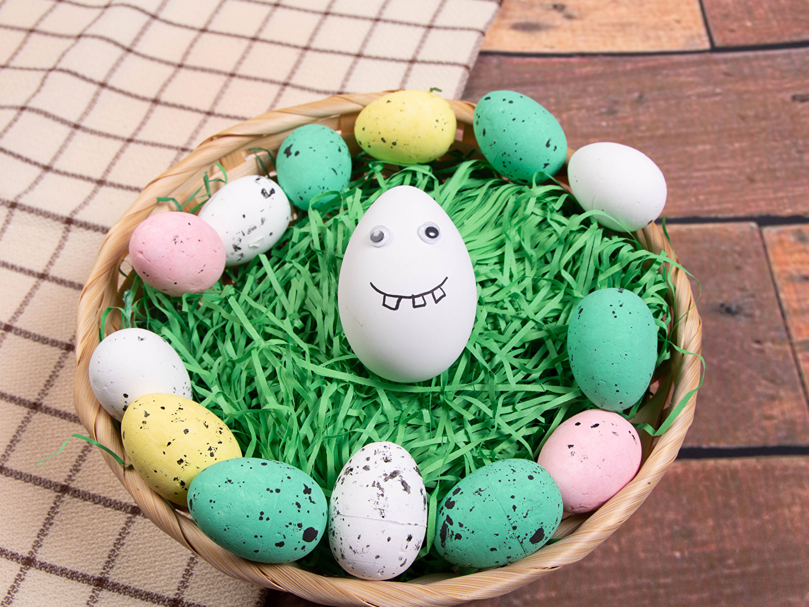 Картинка Пасха яиц Корзинка траве Продукты питания 1600x1200 яйцо Яйца яйцами Корзина корзины Еда Пища Трава