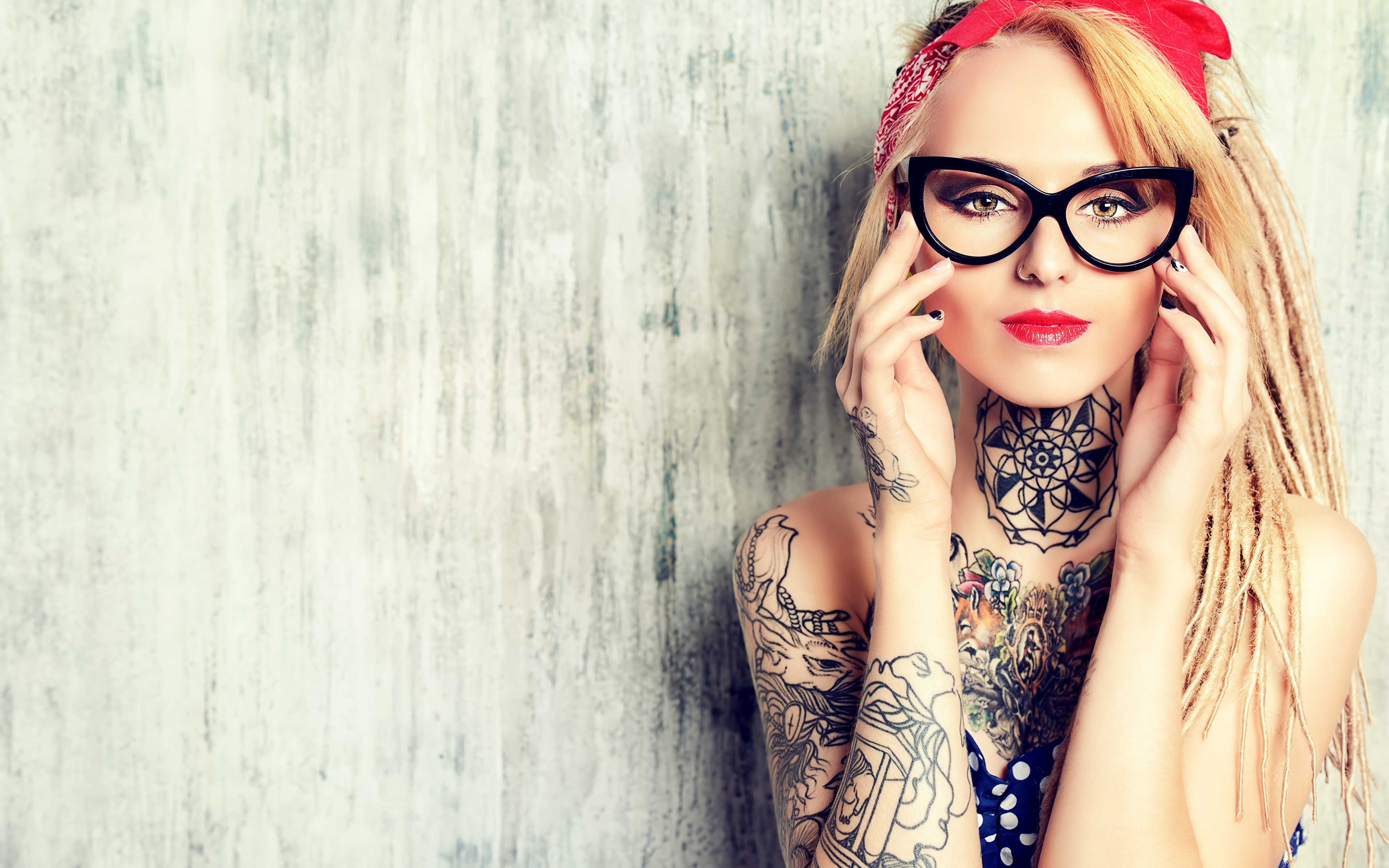 Татуировка девушка в очках