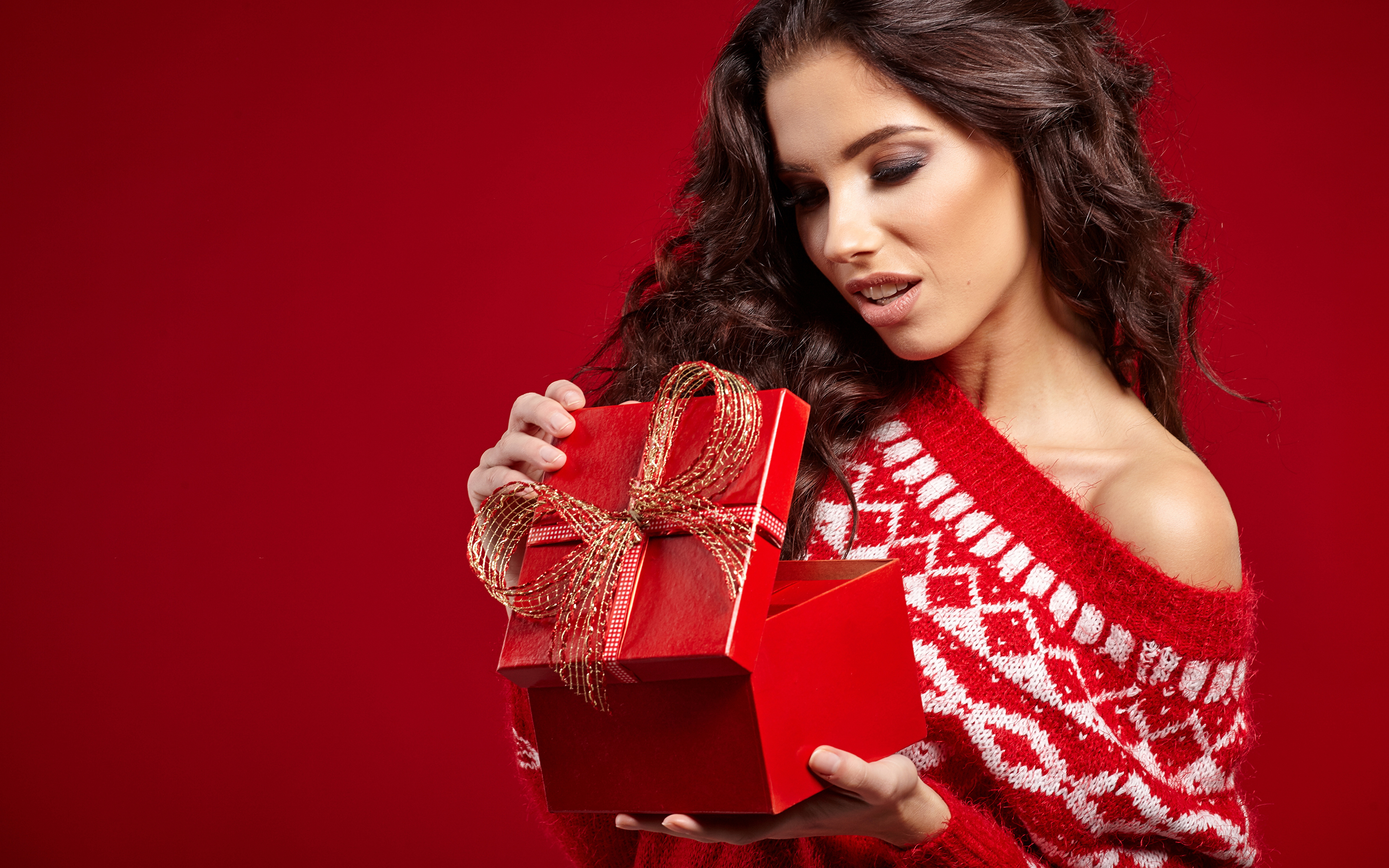Картинки Шатенка Рождество девушка подарок коробки Красный фон 3840x2400 шатенки Новый год Девушки молодая женщина молодые женщины Подарки Коробка коробке подарков красном фоне
