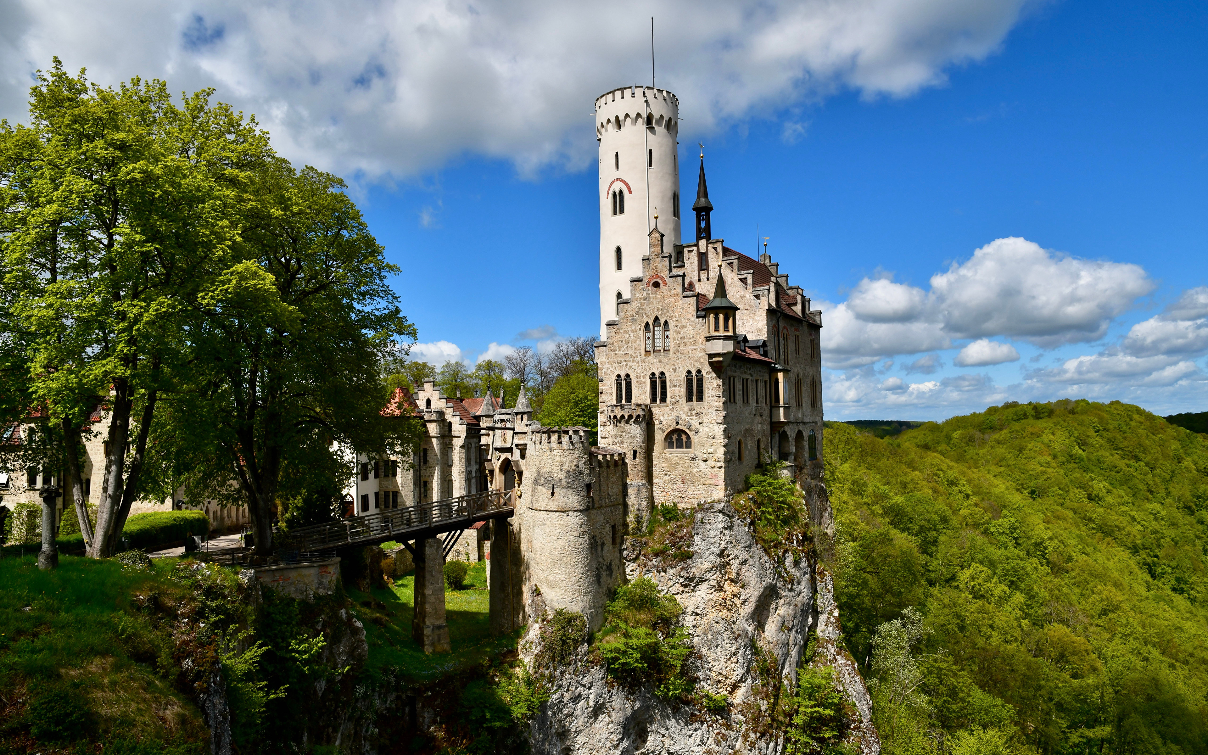 Фотографии Германия Башня Lichtenstein Castle замок Скала Природа облако 3840x2400 башни Утес Замки скале скалы Облака облачно
