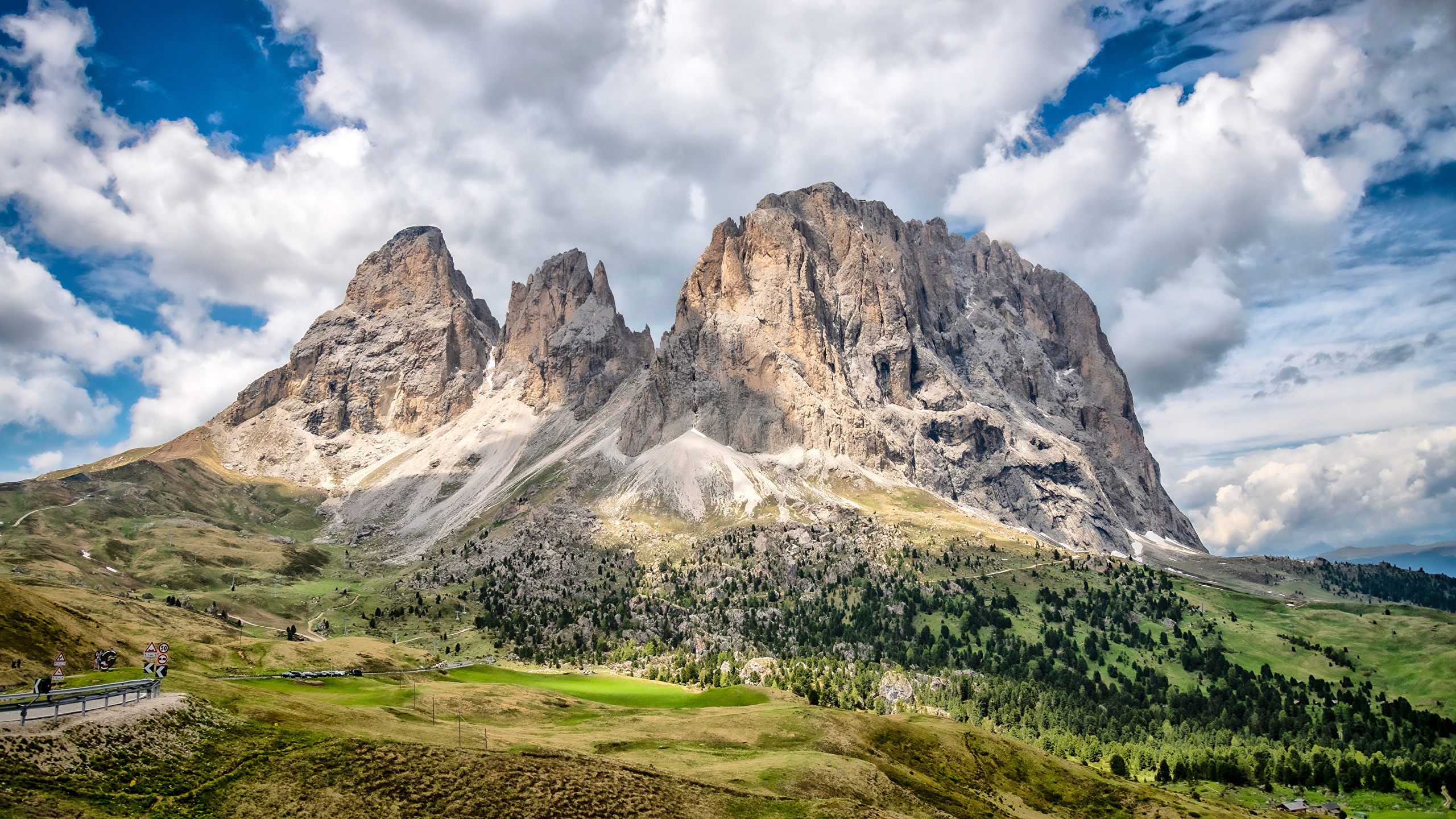 Обои для рабочего стола Альпы Италия Dolomites гора Скала Природа Облака 2560x1440 альп Горы Утес скале скалы облако облачно